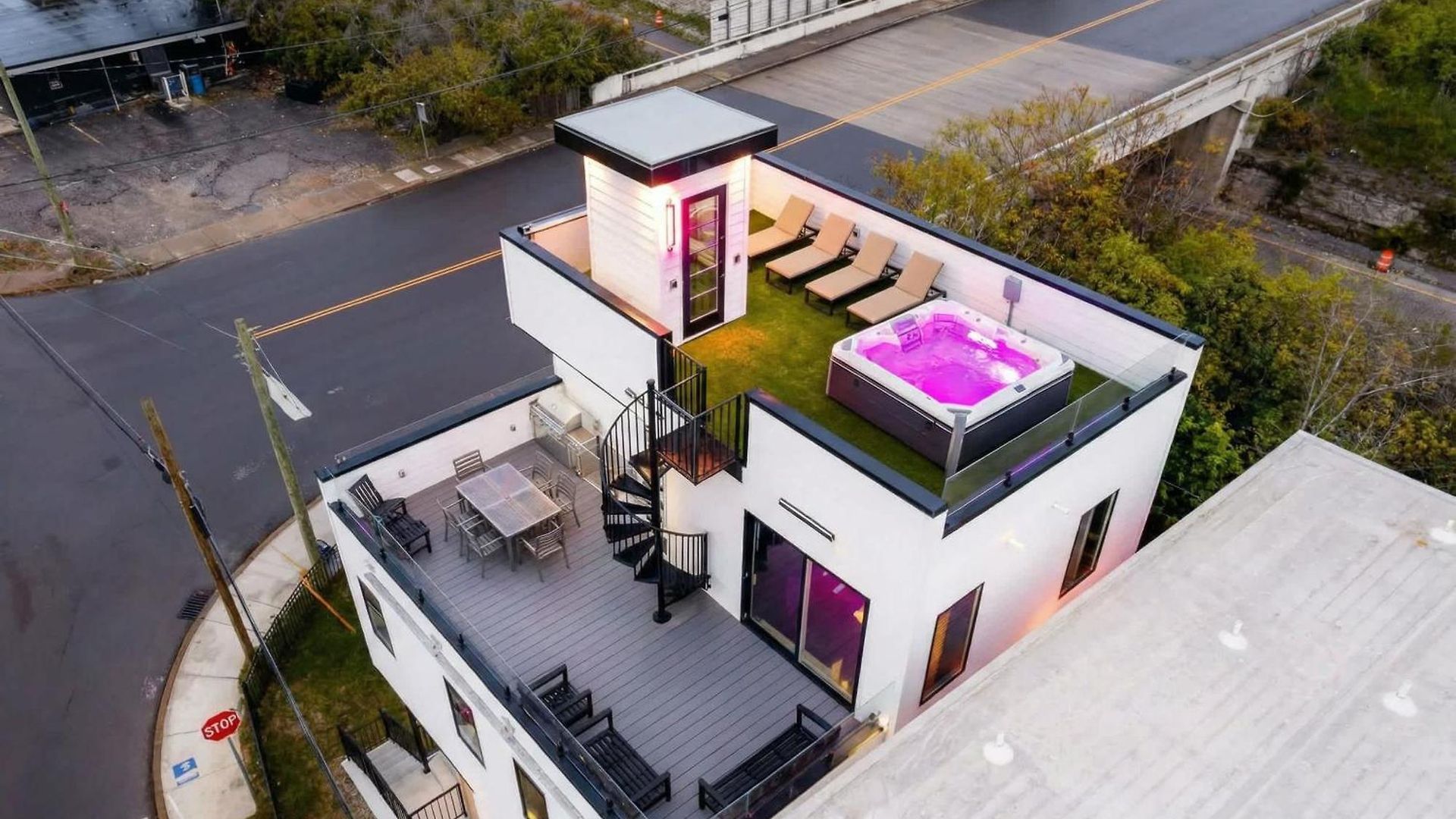 Elevator With Rooftop Hot Tub & Spacious Yard Holiday home *