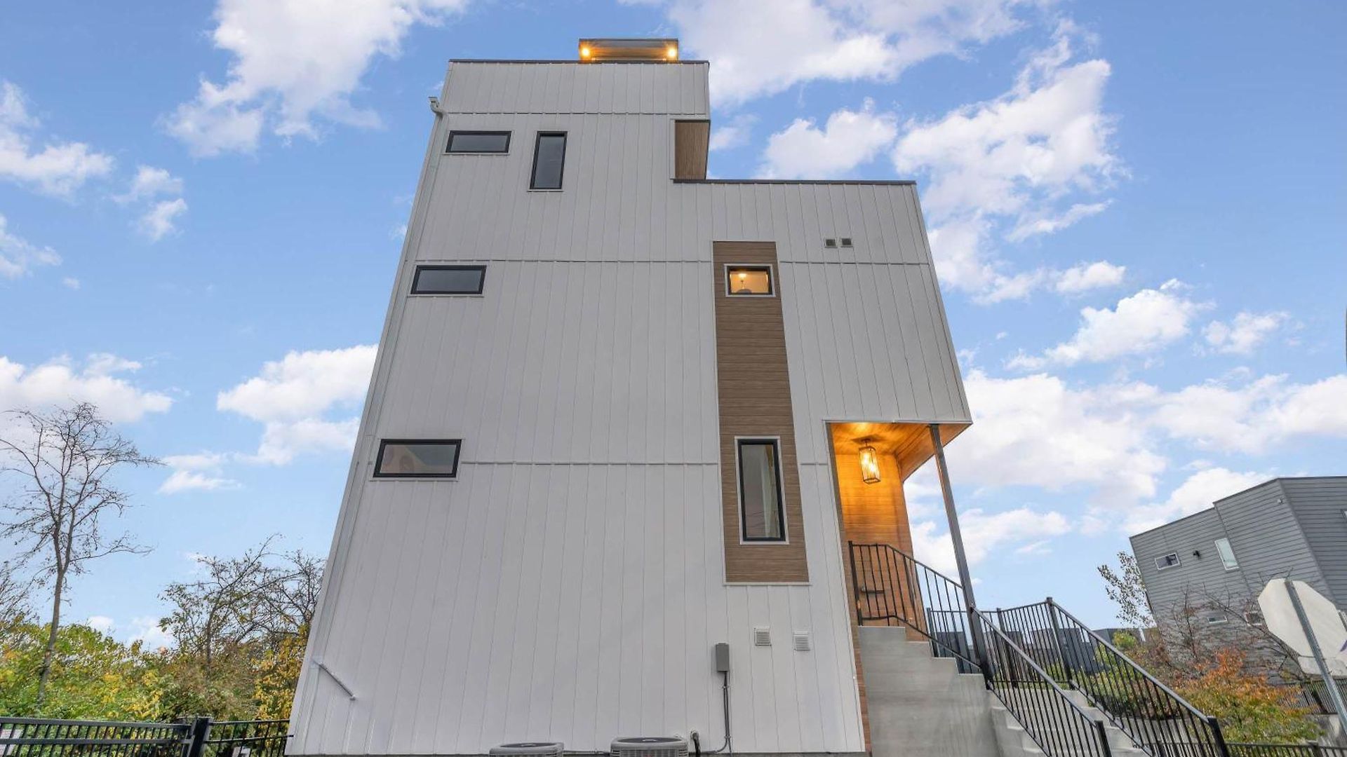 Holiday home Elevator With Rooftop Hot Tub & Spacious Yard