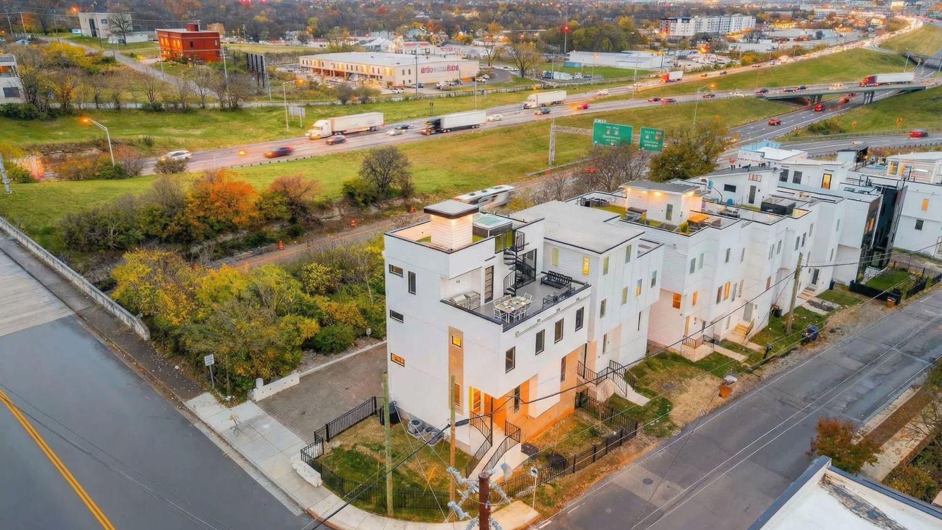 Holiday home Elevator With Rooftop Hot Tub & Spacious Yard