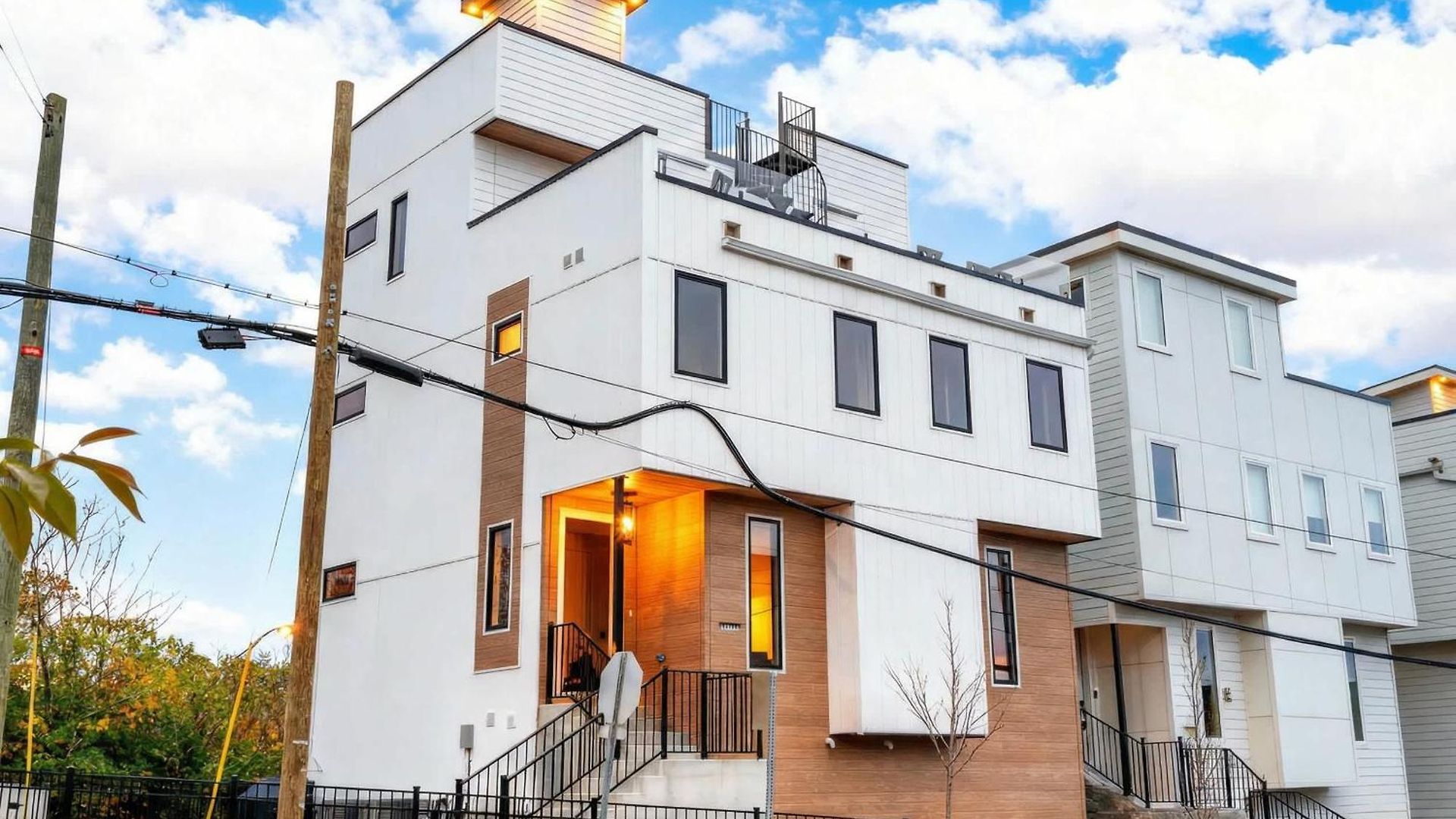 Elevator With Rooftop Hot Tub & Spacious Yard Holiday home