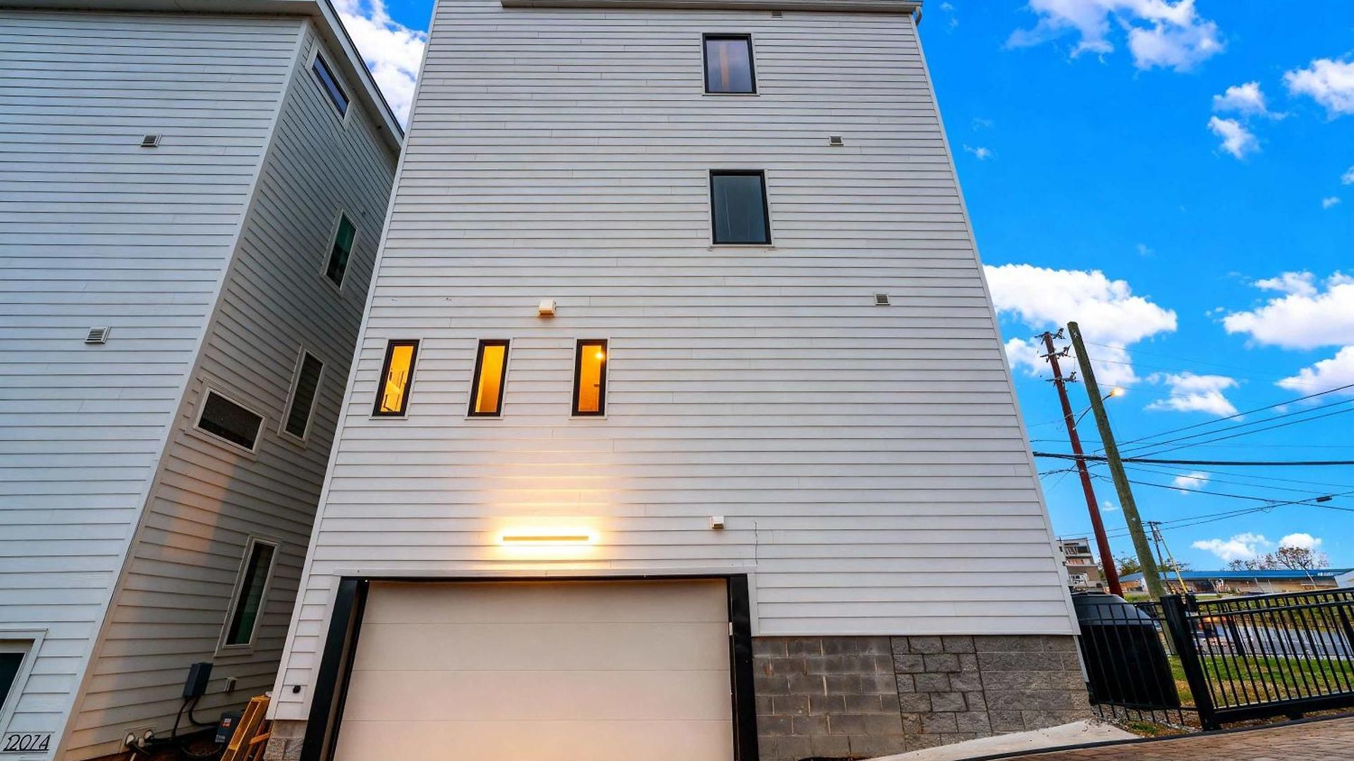 Elevator With Rooftop Hot Tub & Spacious Yard Holiday home *