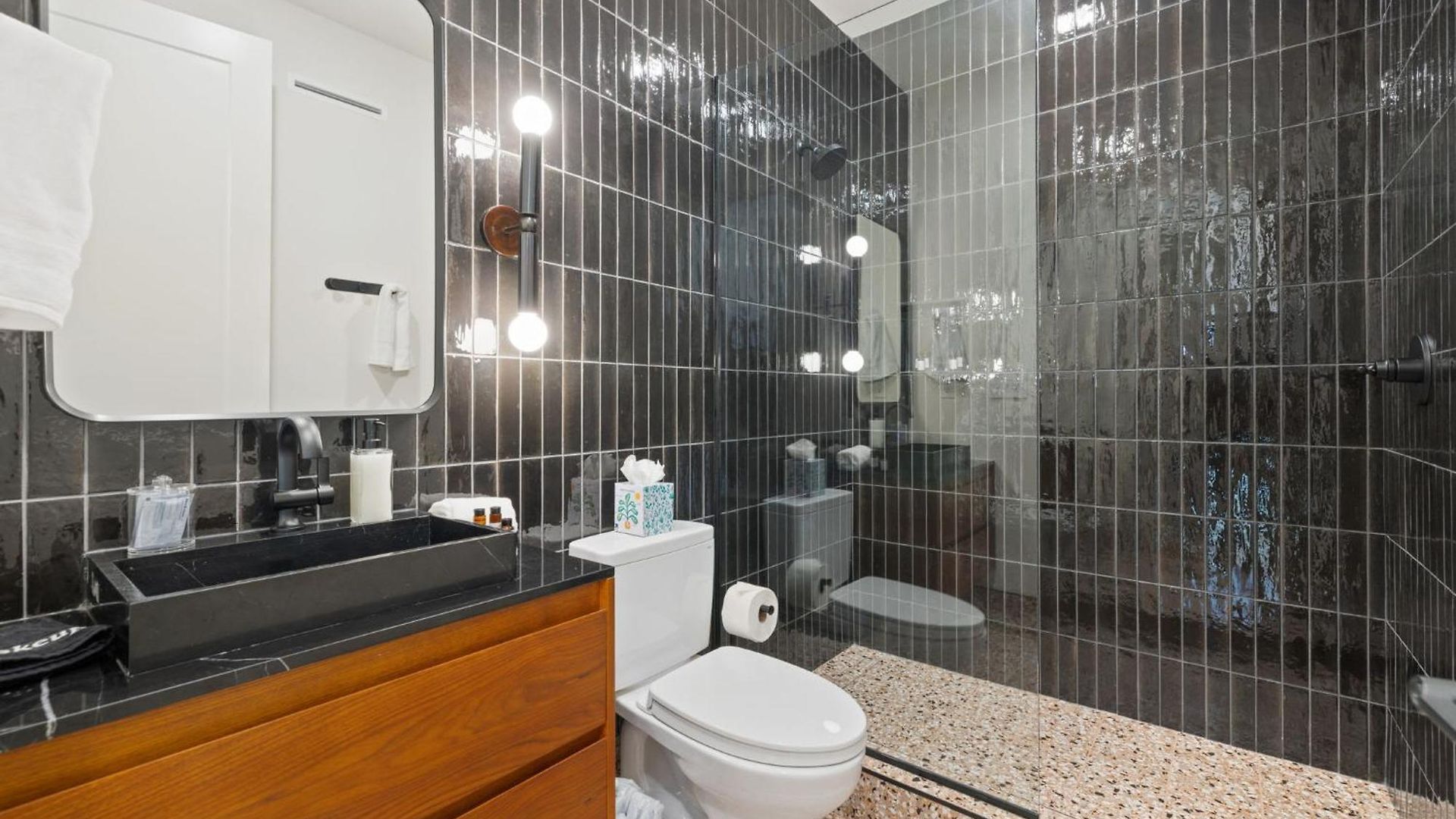 The Elmwood & Ashford - 8br Weho Rooftops Holiday home