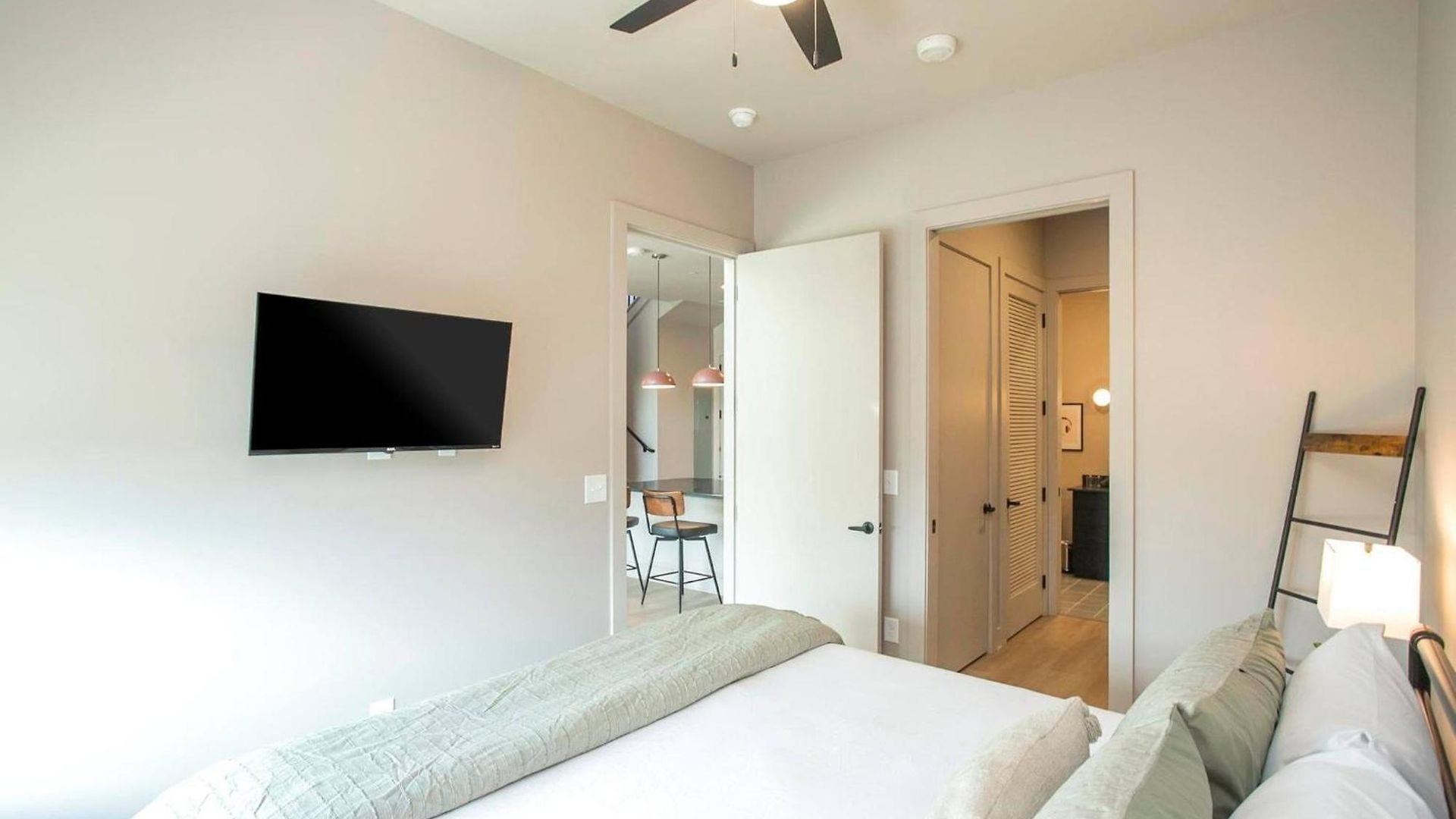 Apartment 2 Bedroom + Loft Condo, Coffee Shop In Building *