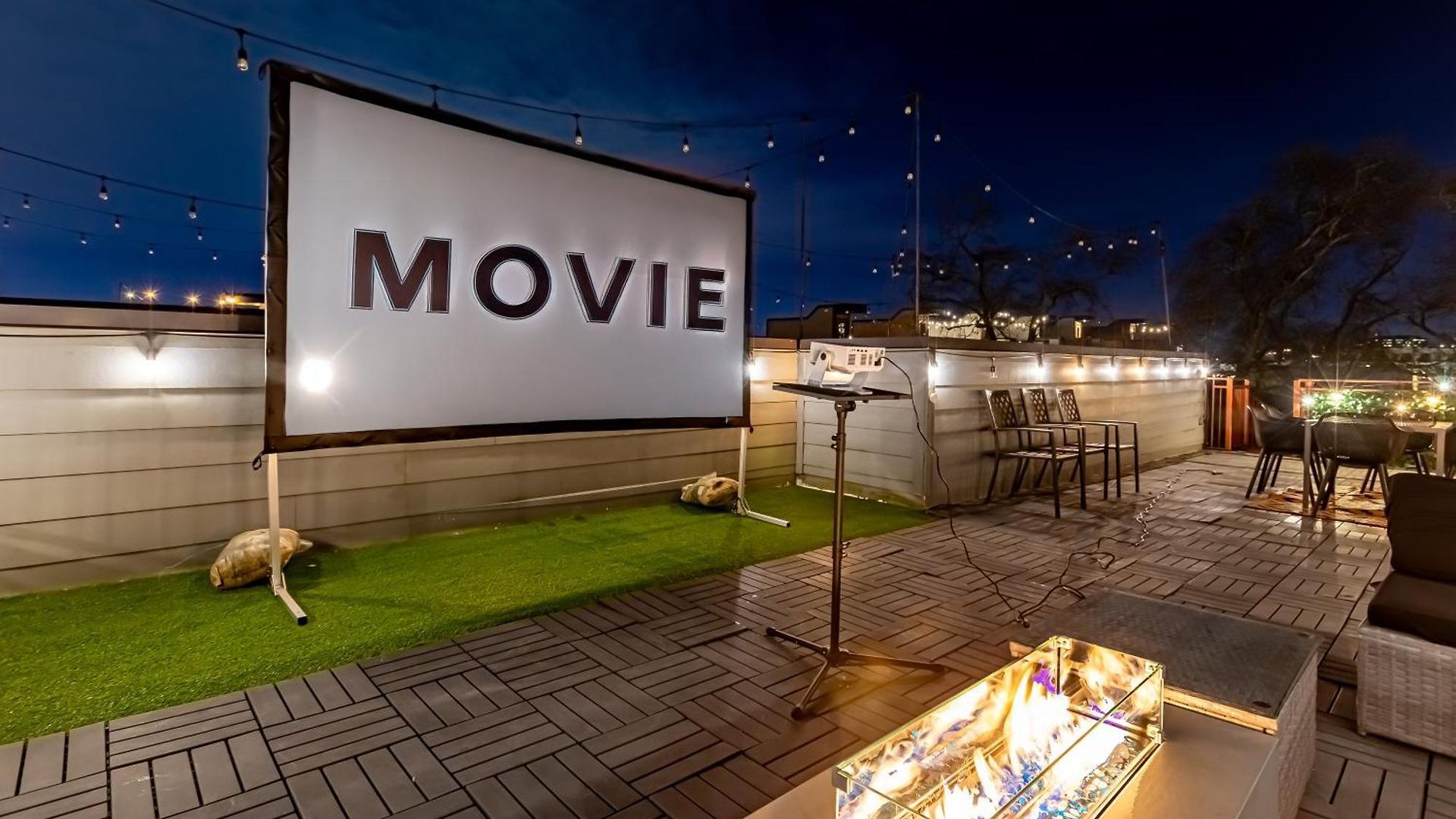 Modern Luxe Townhome With Rooftop Cinema Apartment