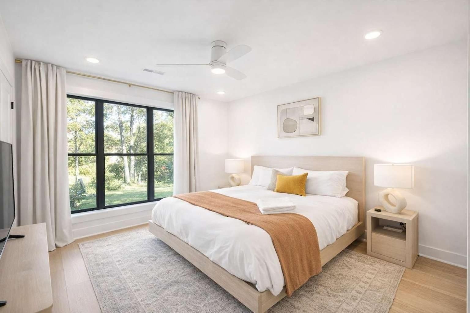 Getaway Rooftop Views & Modern Comfort