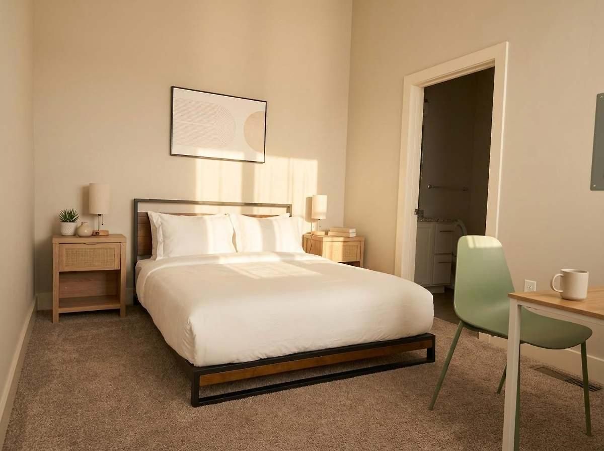 Apartment Boulevard Midtown 30ft Ceilings 1br 01 *