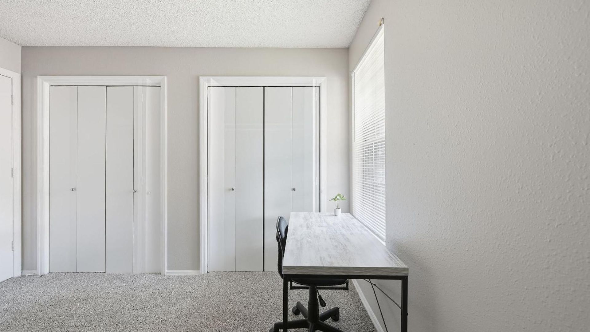 Comfortable Layout With Fireplace And Dining Area Apartment *