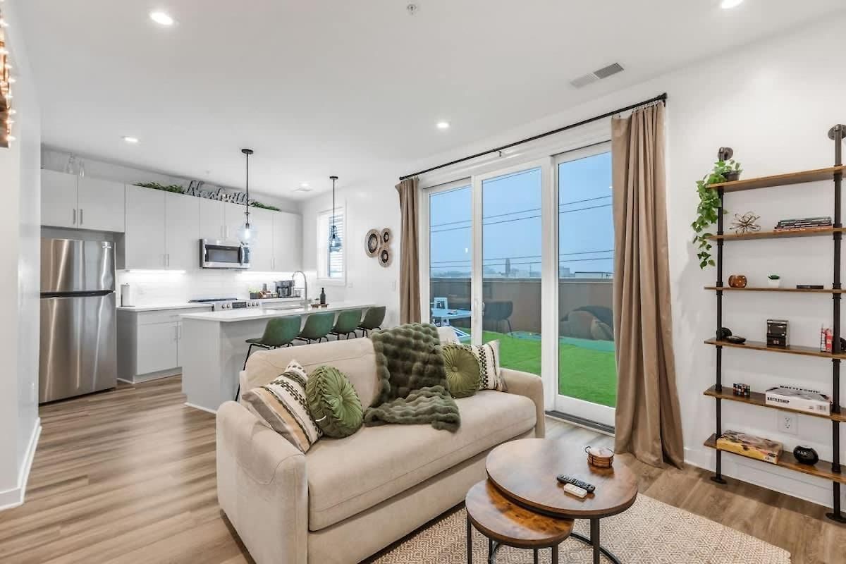 Huge Private Patio With Games & Skyline Views Nashville