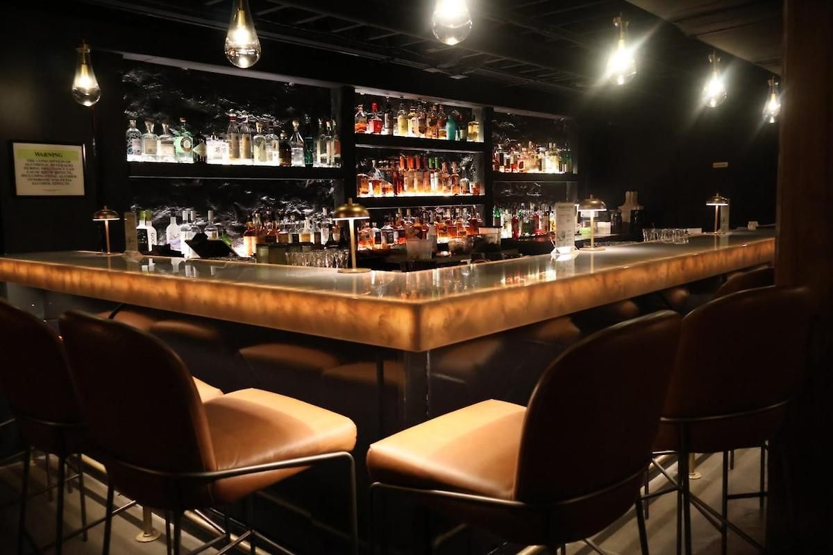 The 1865 Experience With Speakeasy, Pool & Parking Apartment *