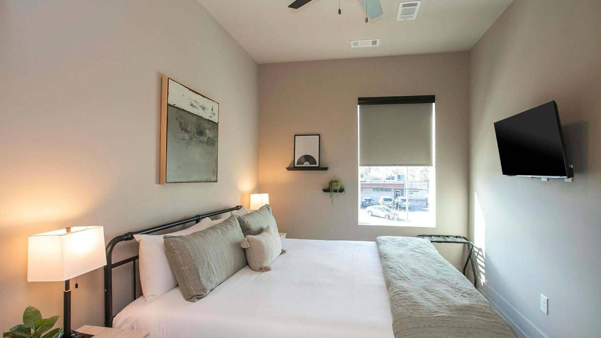2 Bedroom + Loft Condo, Coffee Shop In Building Apartment Nashville