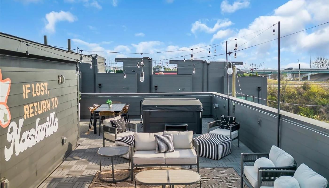 Apartment Luxe Urban Retreat - Private Rooftop Hot Tub Deck