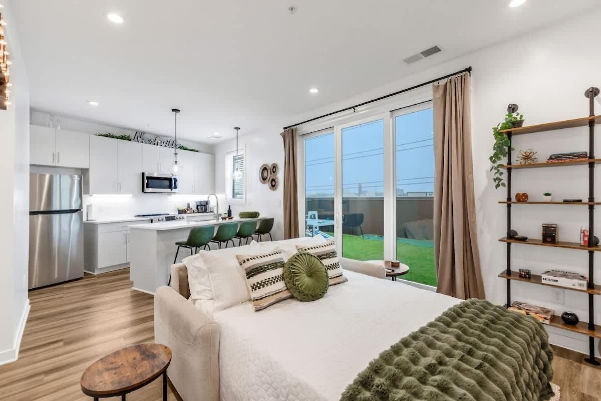 Huge Private Patio With Games & Skyline Views Apartment *