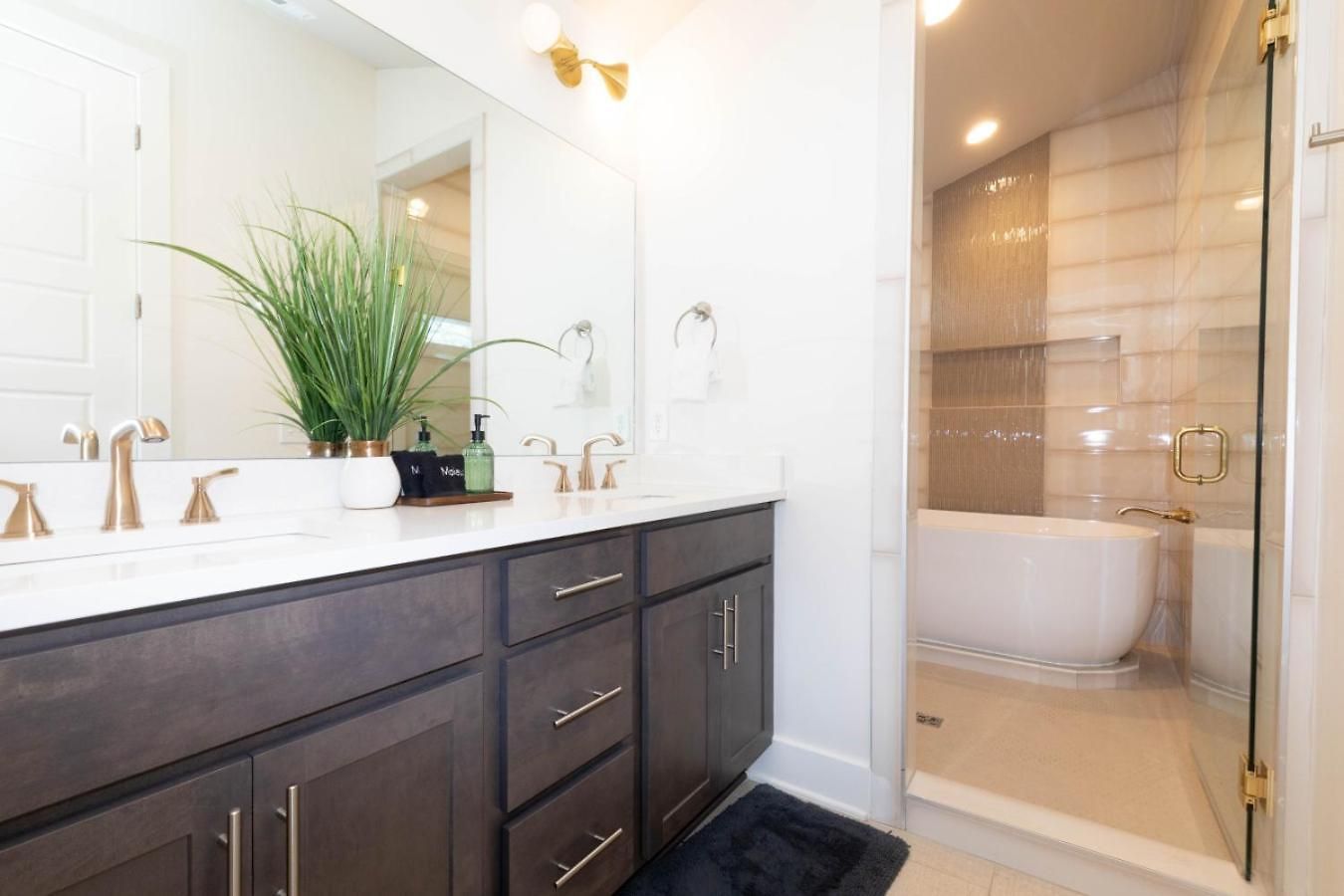 Apartment New Hidden Gem, Luxury Kitchen, 5 Min To Broadway *