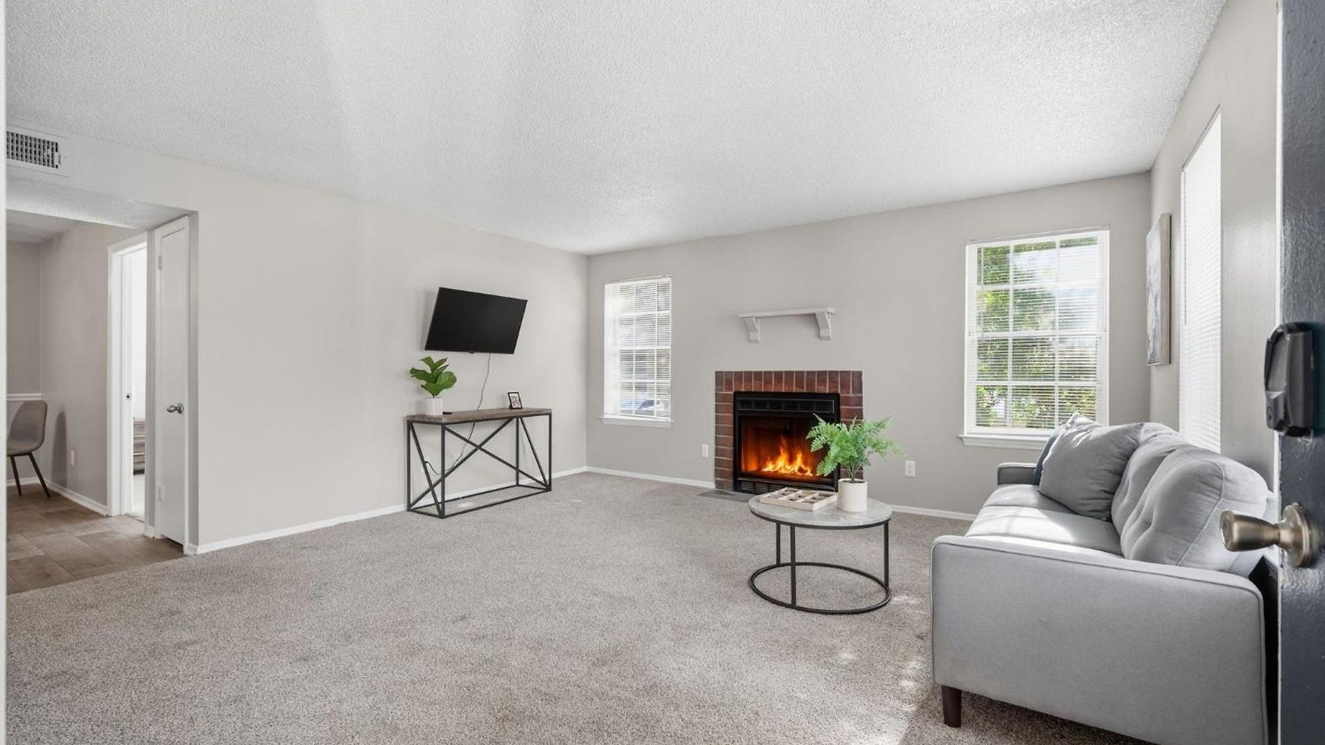 Spacious Living With Fireplace And Balcony Apartment *