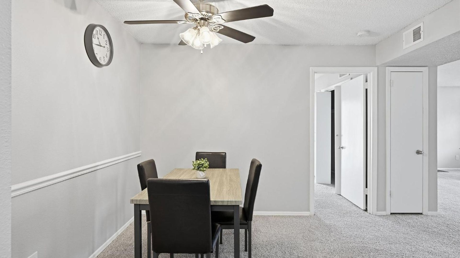 Apartment Charming With Fireplace & Dining Area