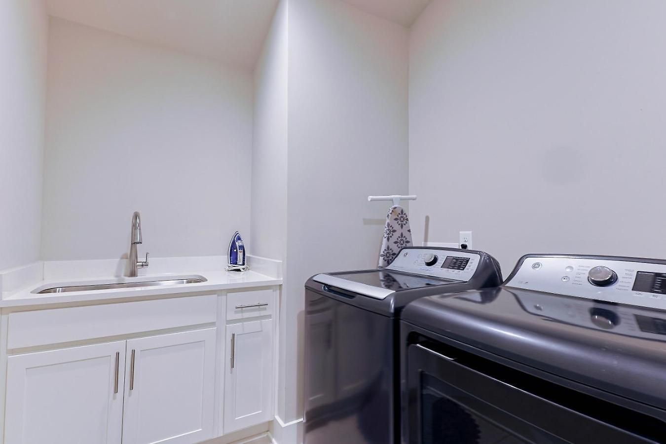 New Hidden Gem, Luxury Kitchen, 5 Min To Broadway *