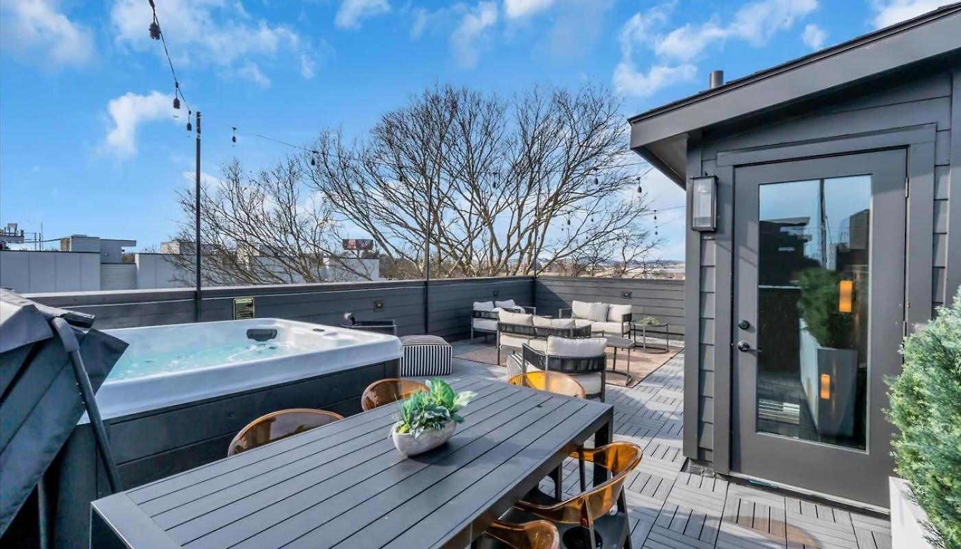 Apartment Luxe Urban Retreat - Private Rooftop Hot Tub Deck *