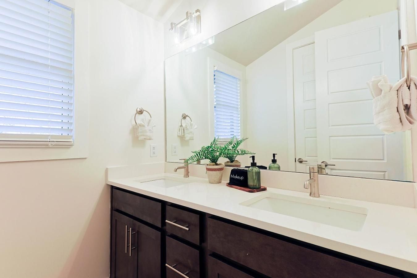 Stylish Brand-new Townhome Near Hotspots *