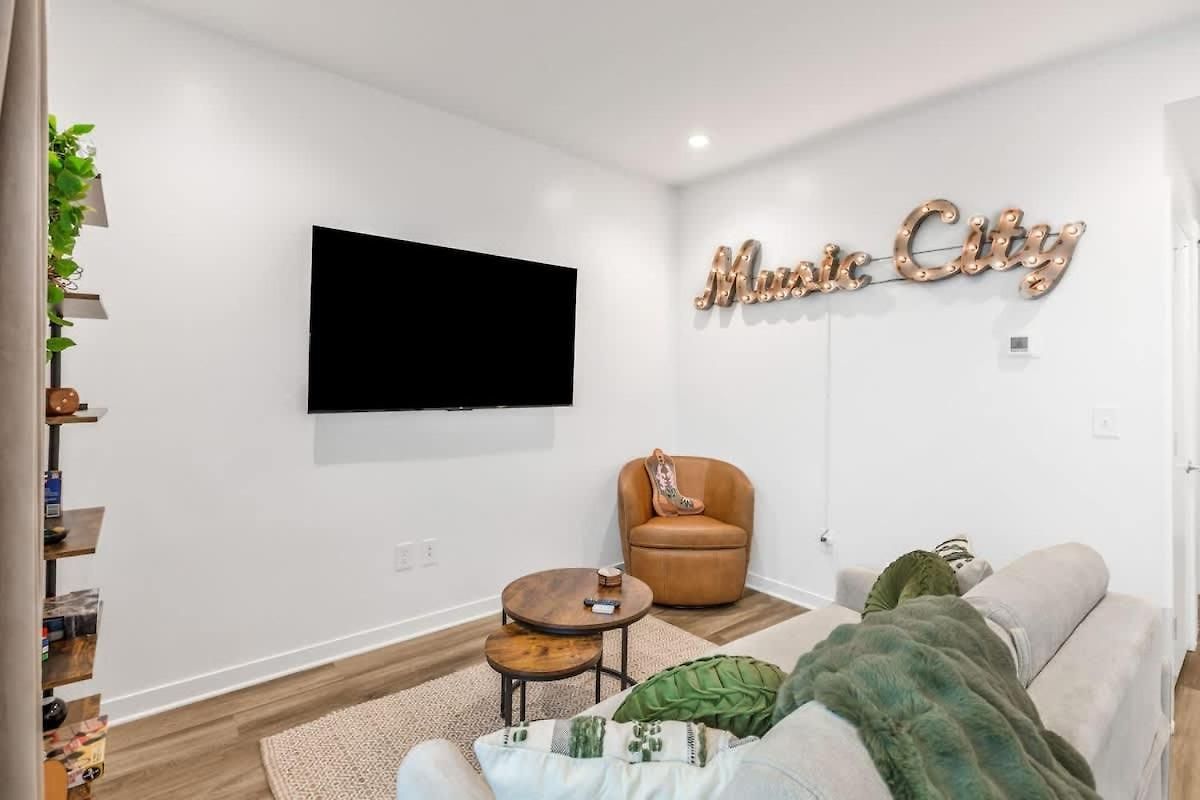 Huge Private Patio With Games & Skyline Views *