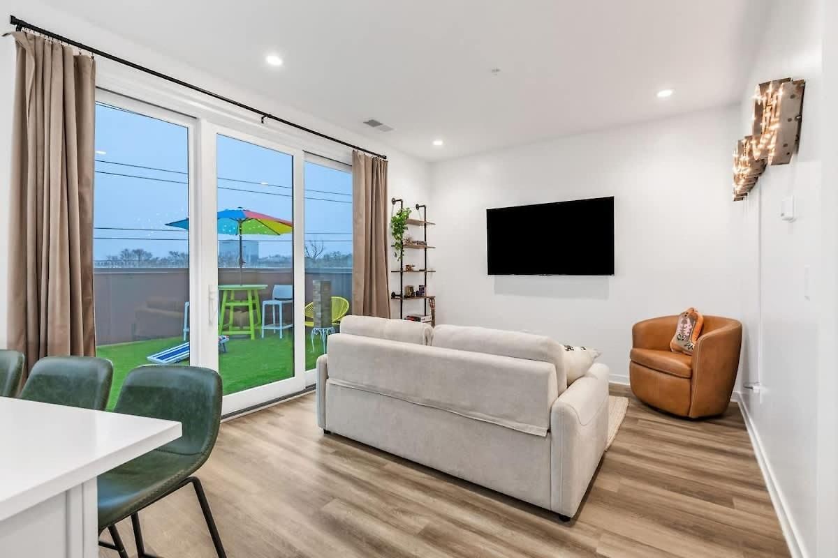 Apartment Huge Private Patio With Games & Skyline Views