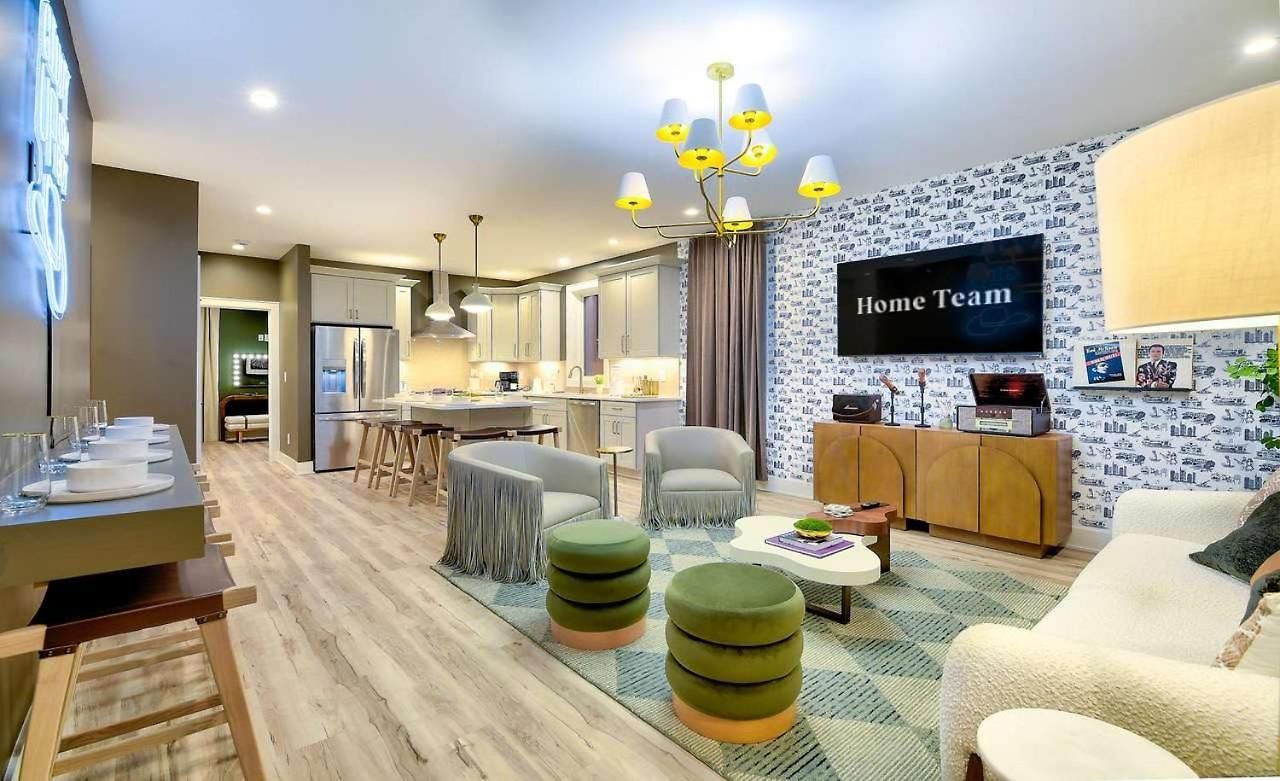 Luxe Urban Retreat - Private Rooftop Hot Tub Deck Apartment *