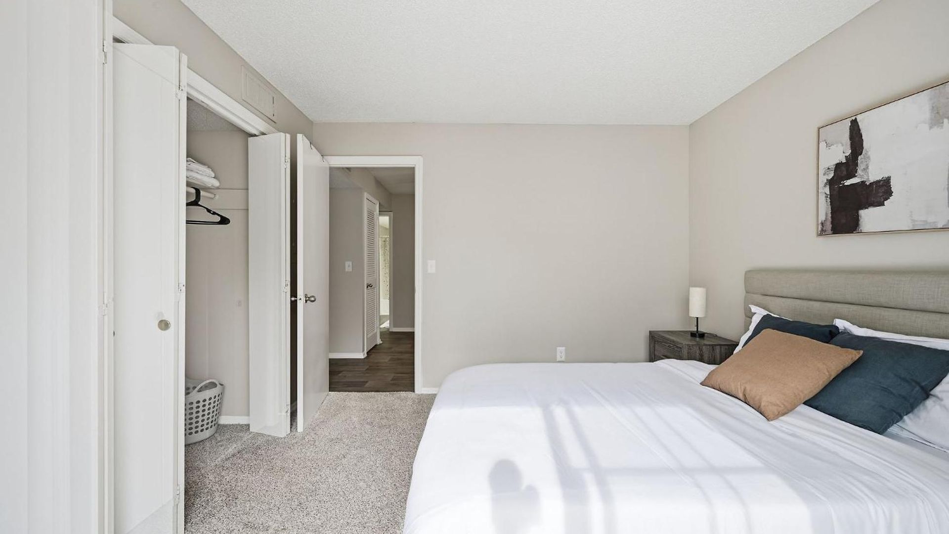 Apartment Spacious Living With Fireplace And Balcony Nashville