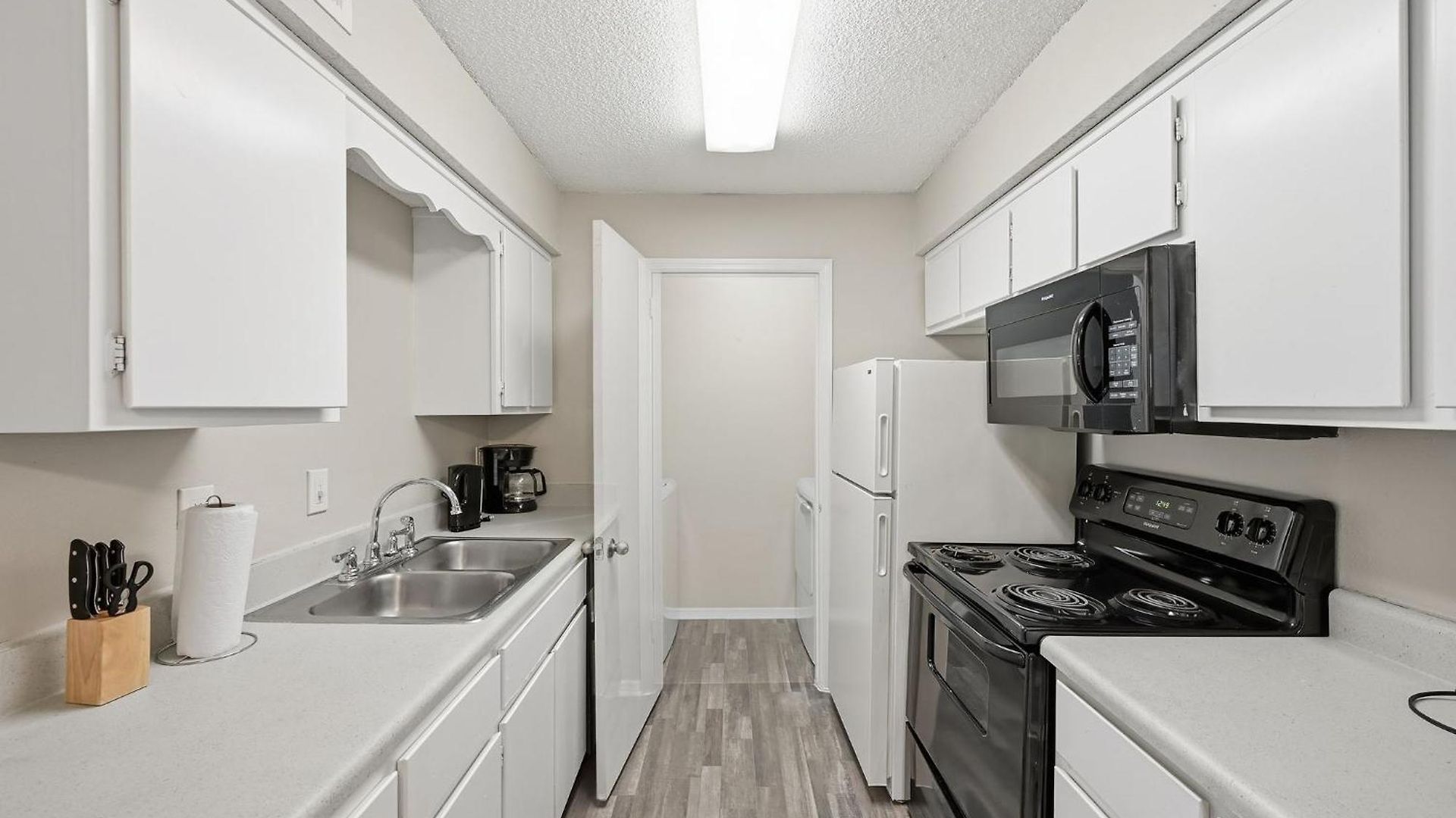 Charming With Fireplace & Dining Area Apartment *