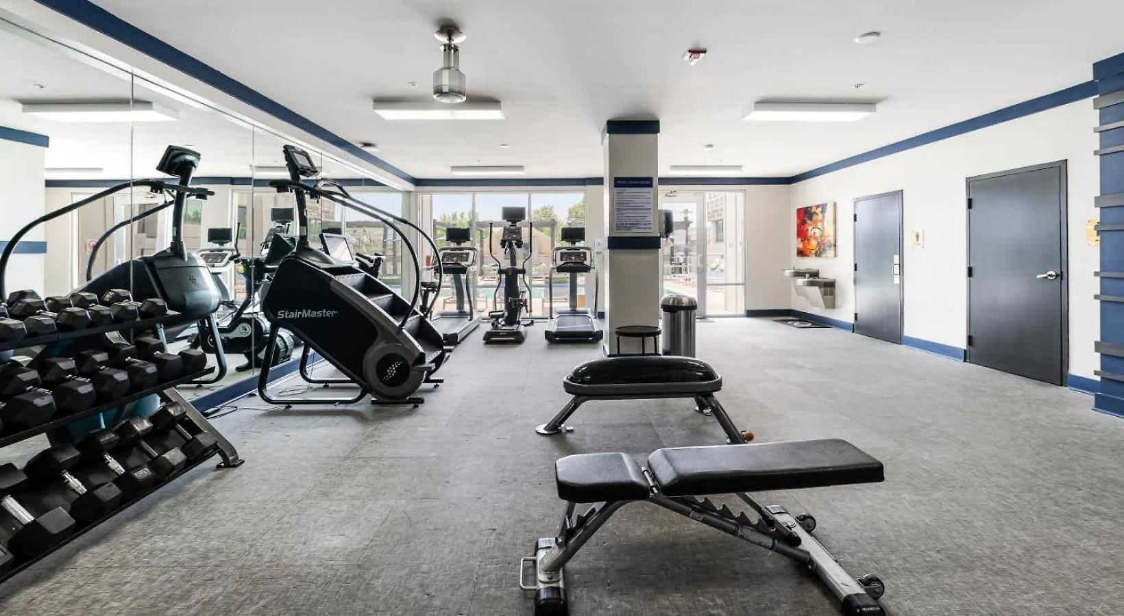 Boulevard Midtown 1br Pool Gym Parking 02 Apartment *