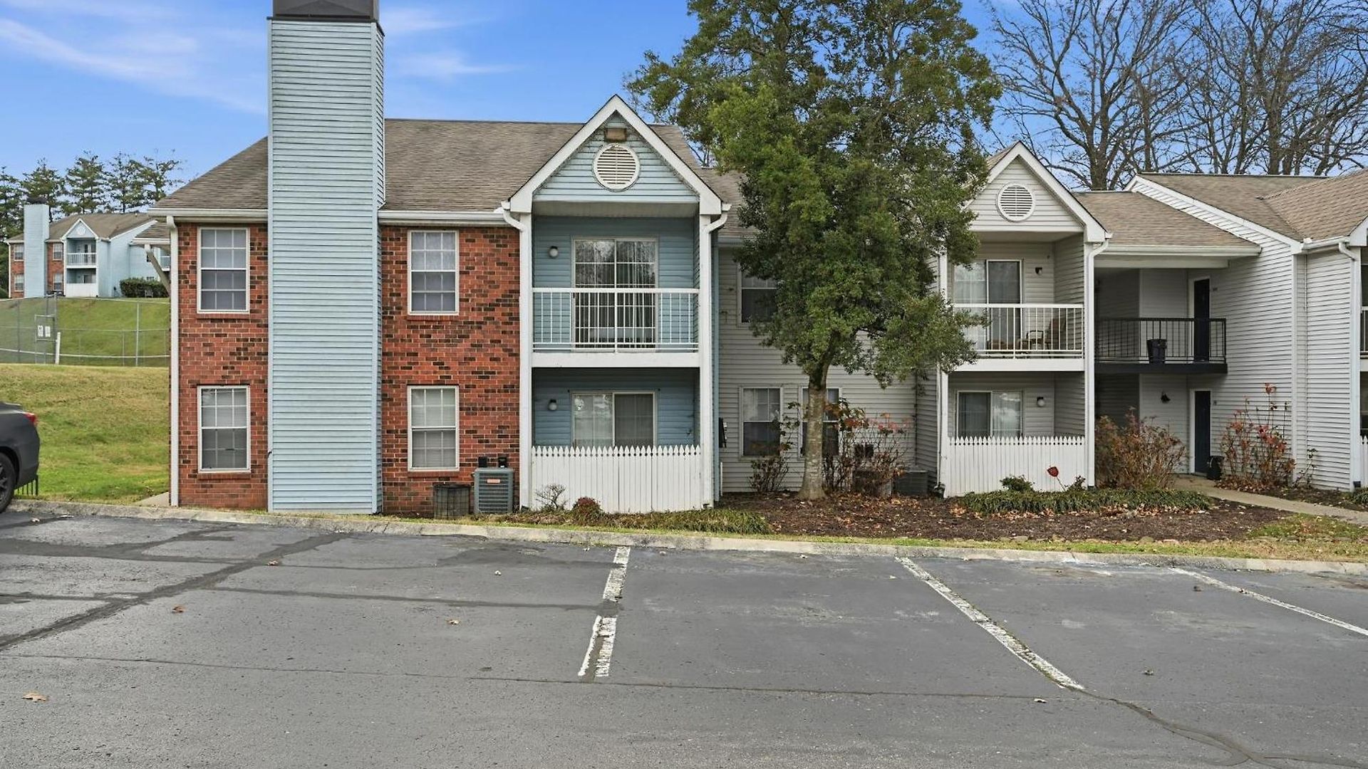 Charming With Fireplace & Dining Area Apartment