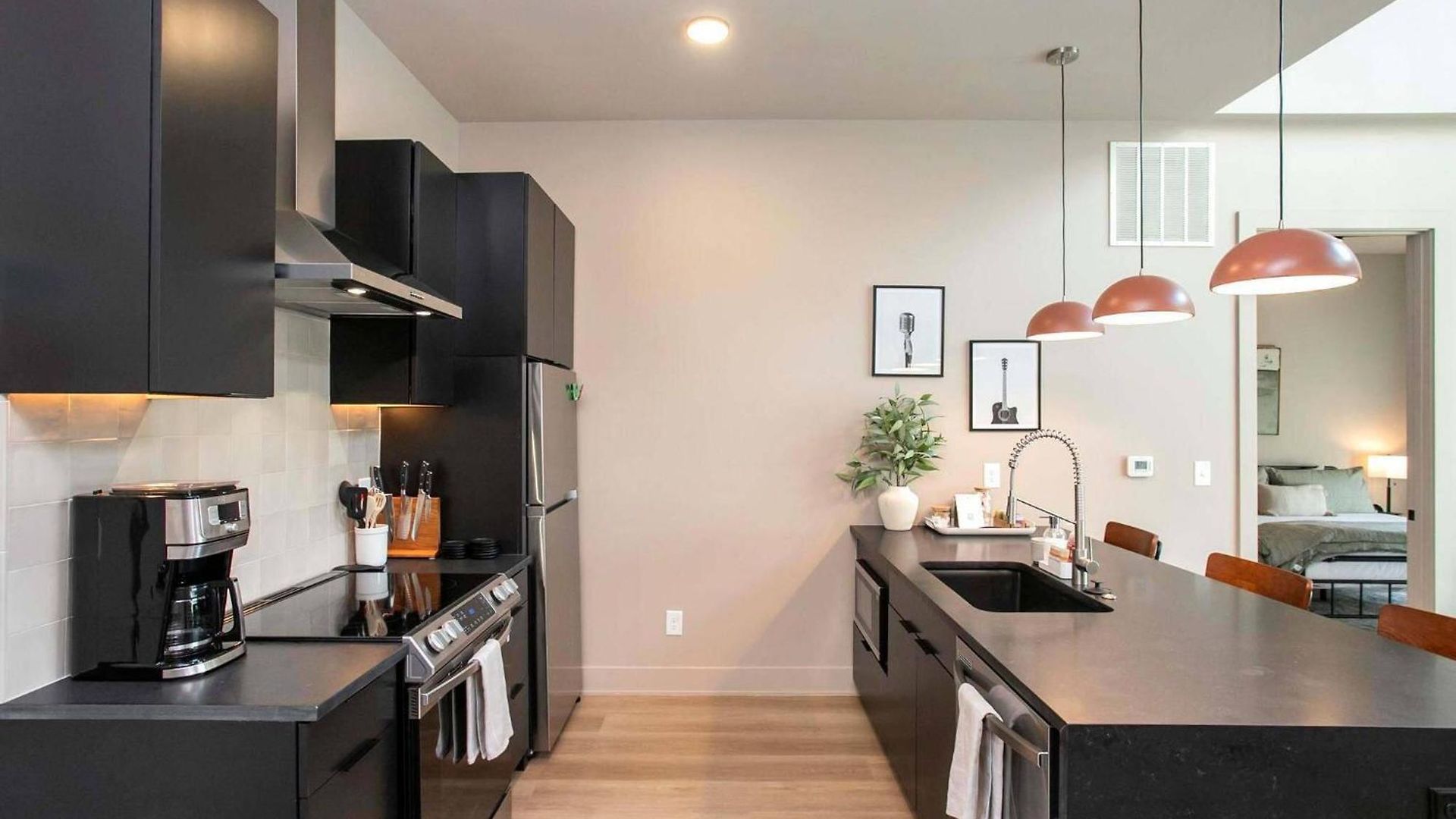 2 Bedroom + Loft Condo, Coffee Shop In Building * Nashville