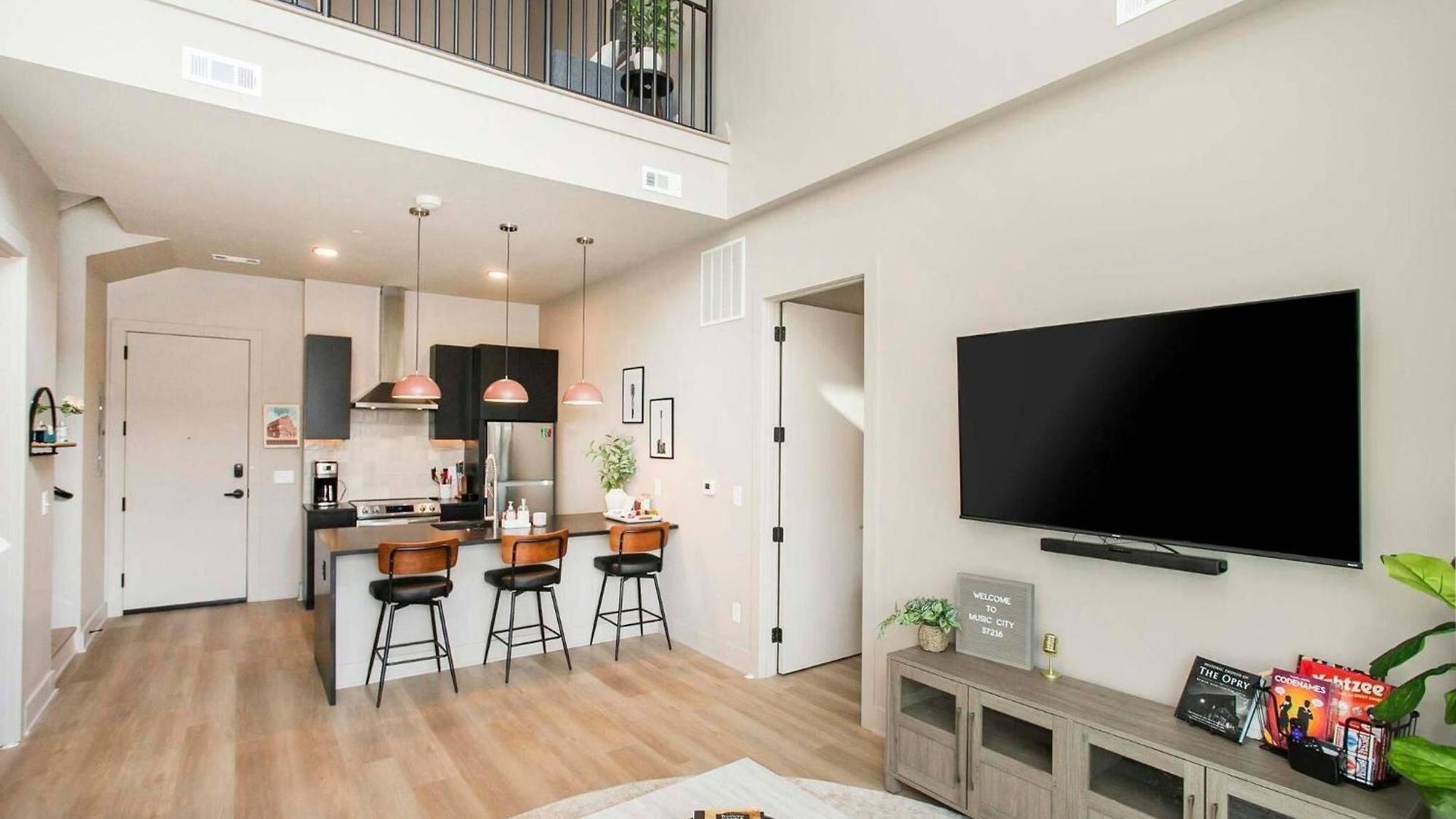 Apartment 2 Bedroom + Loft Condo, Coffee Shop In Building Nashville