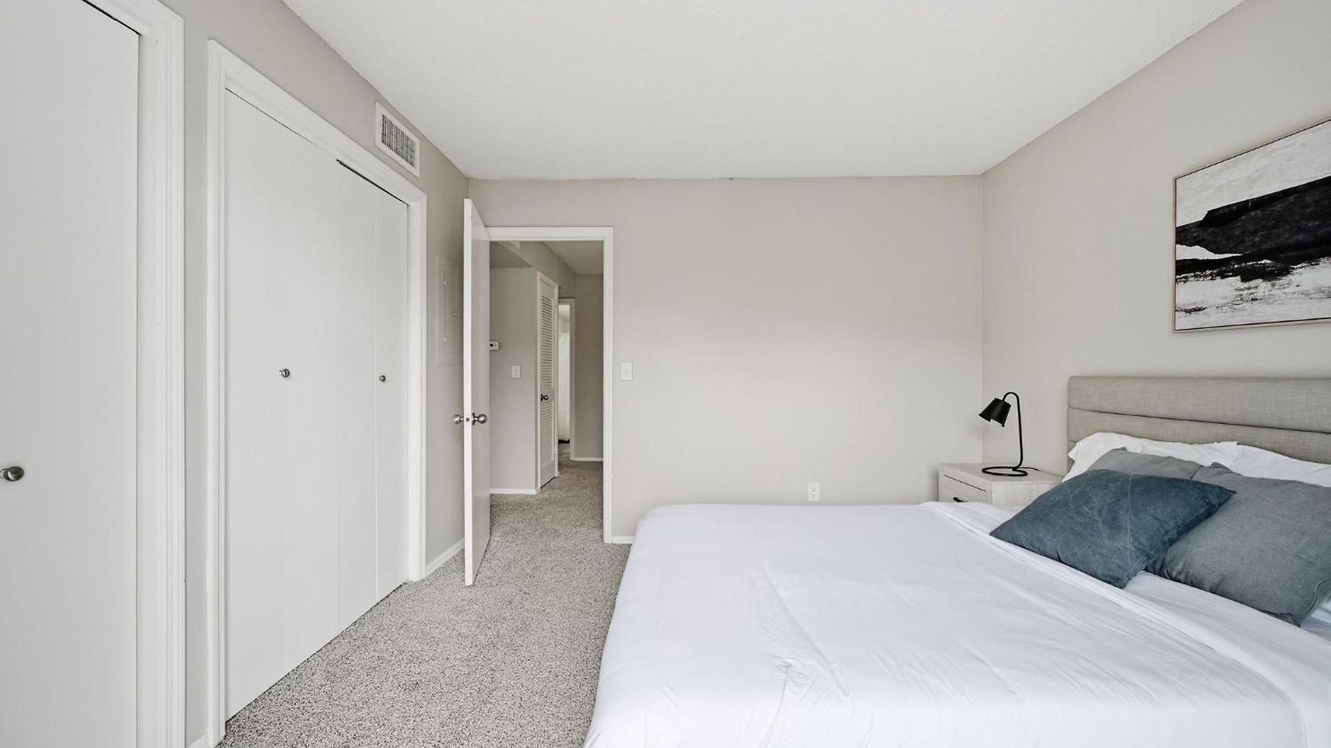 Charming With Fireplace & Dining Area Apartment