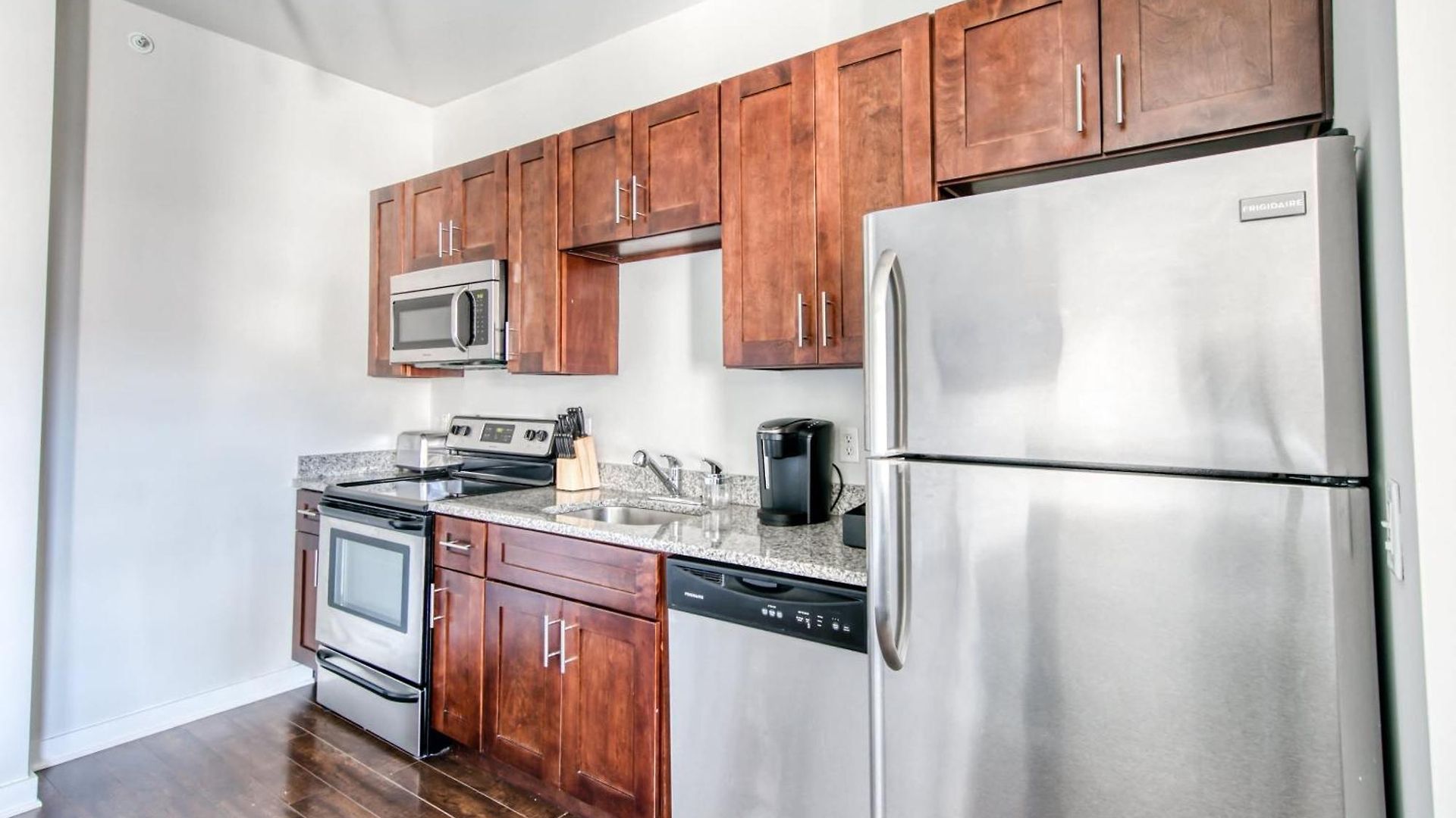 Two Cozysuites Music Row Lovely In Apartment