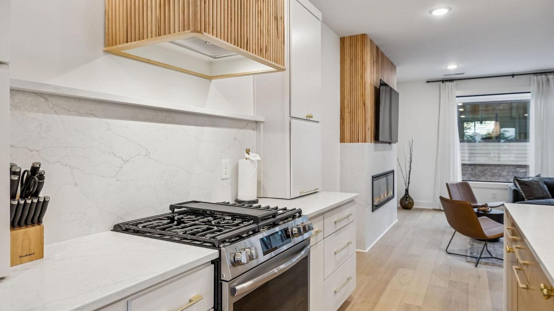 New Modern Escape With Rooftop Hot Tub Apartment