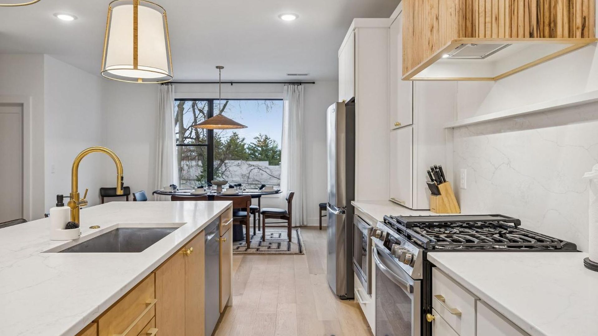 New Modern Escape With Rooftop Hot Tub Apartment