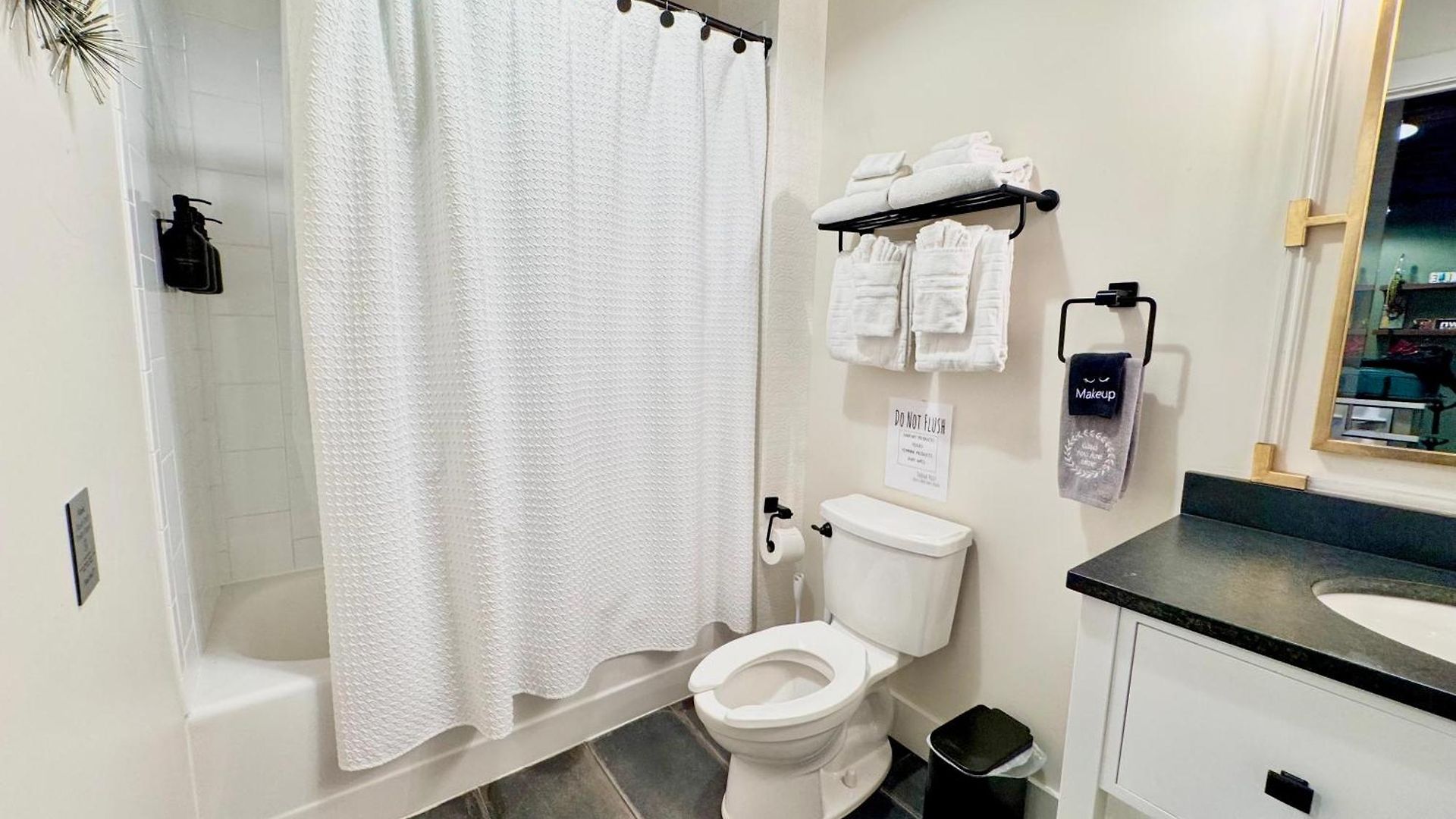 The 1865 Experience With Speakeasy, Pool & Parking Apartment