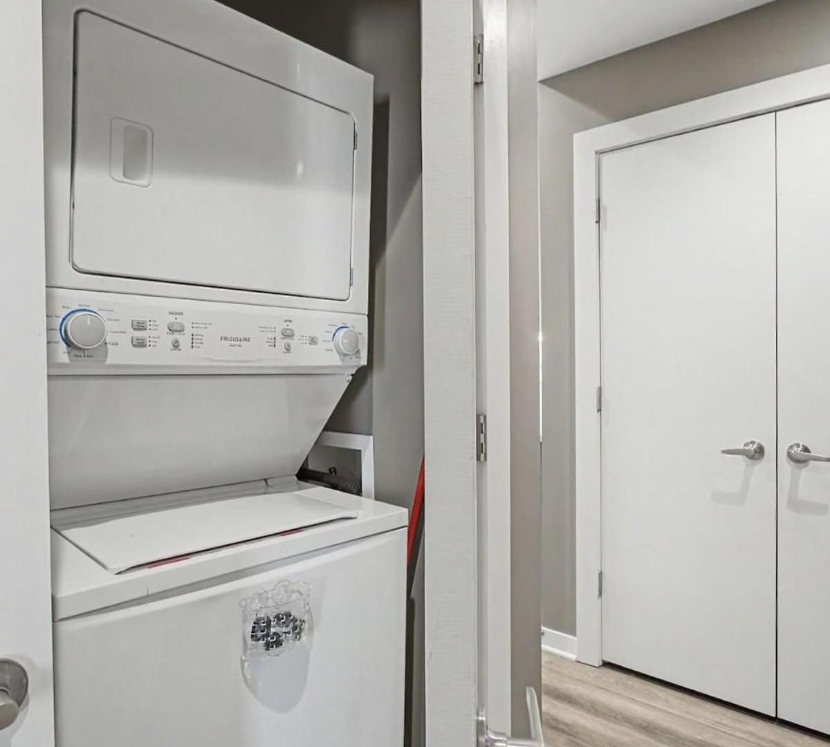 2br In Walkable Area & 5 Mins To Broadway