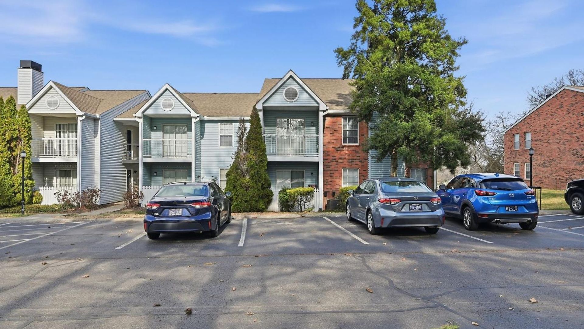 Apartment Comfortable Layout With Fireplace And Dining Area Nashville