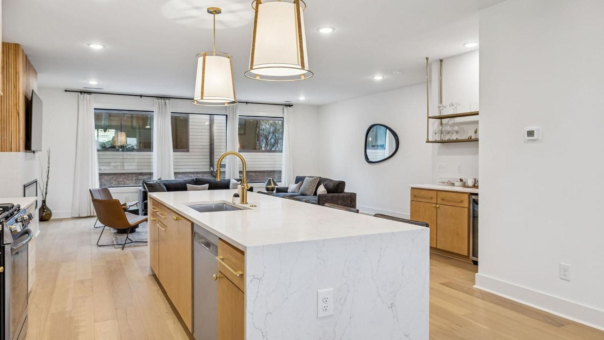 New Modern Escape With Rooftop Hot Tub Apartment *