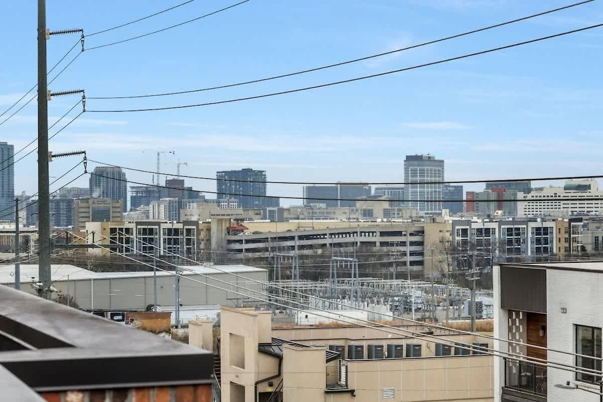 Apartment Huge Private Patio With Games & Skyline Views