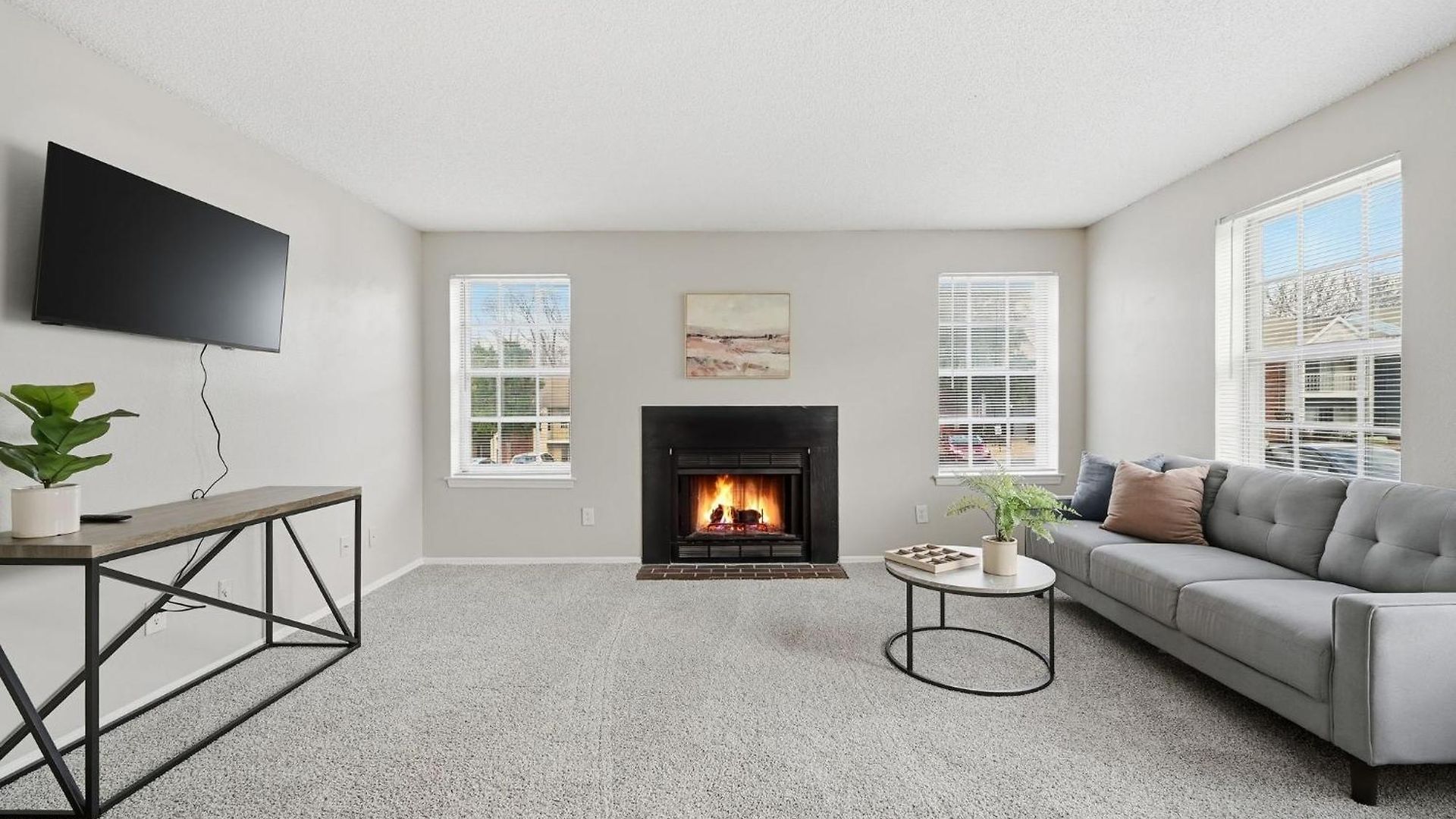 Apartment Charming With Fireplace & Dining Area