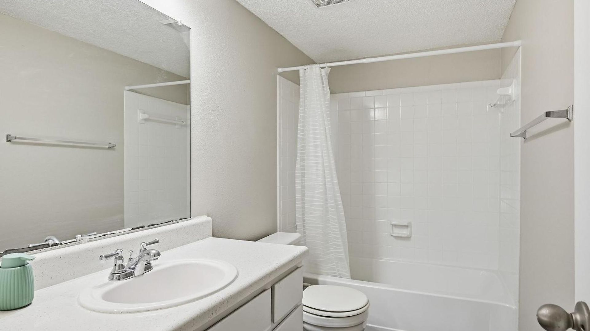Comfortable Retreat With In-unit Washerdryer Apartment *