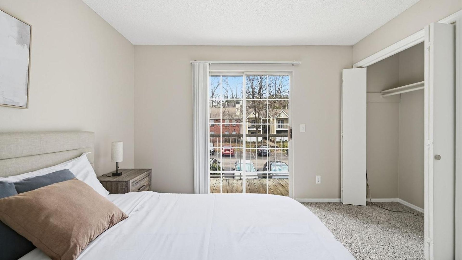 Spacious Living With Fireplace And Balcony *