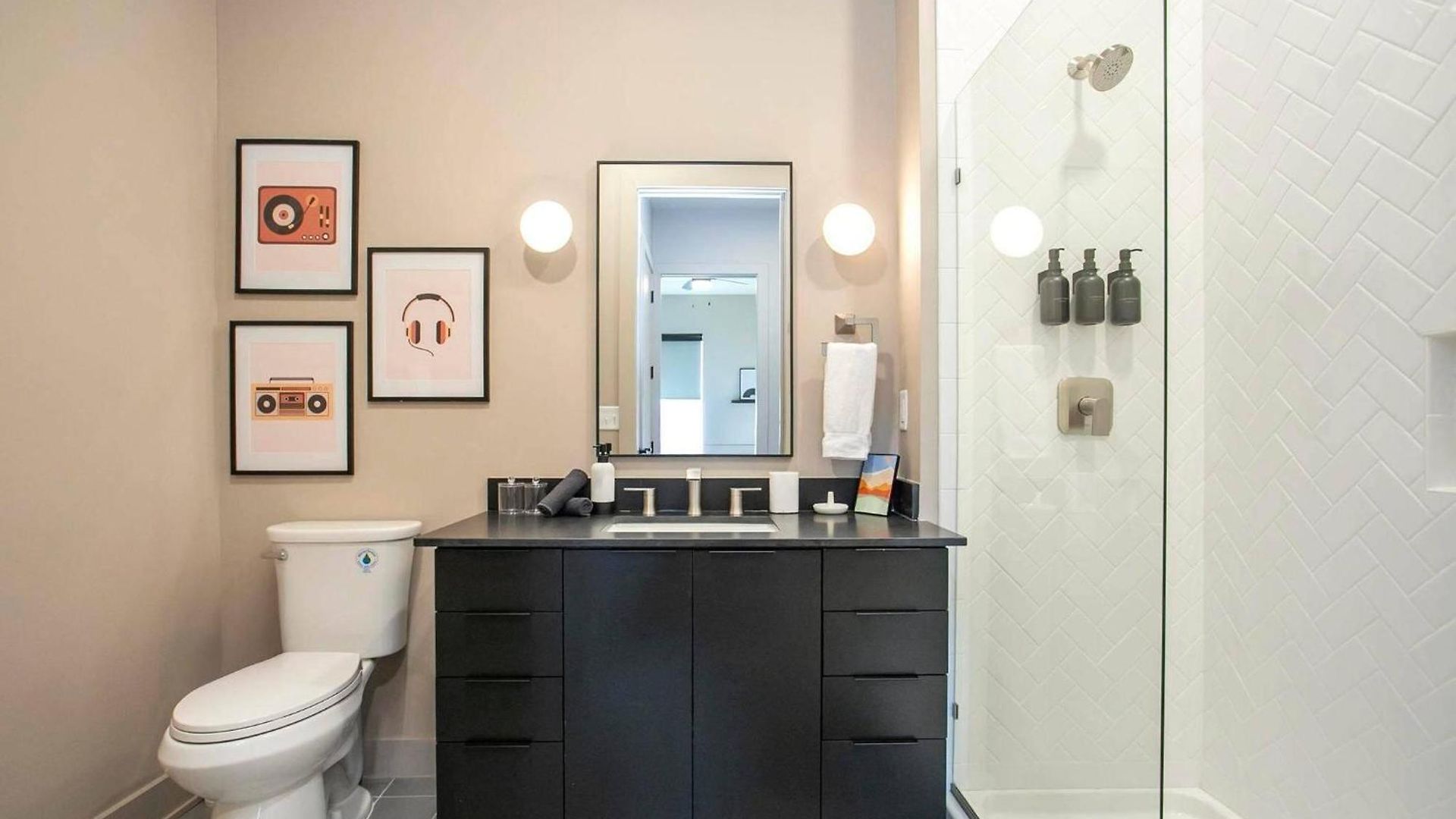2 Bedroom + Loft Condo, Coffee Shop In Building Apartment Nashville