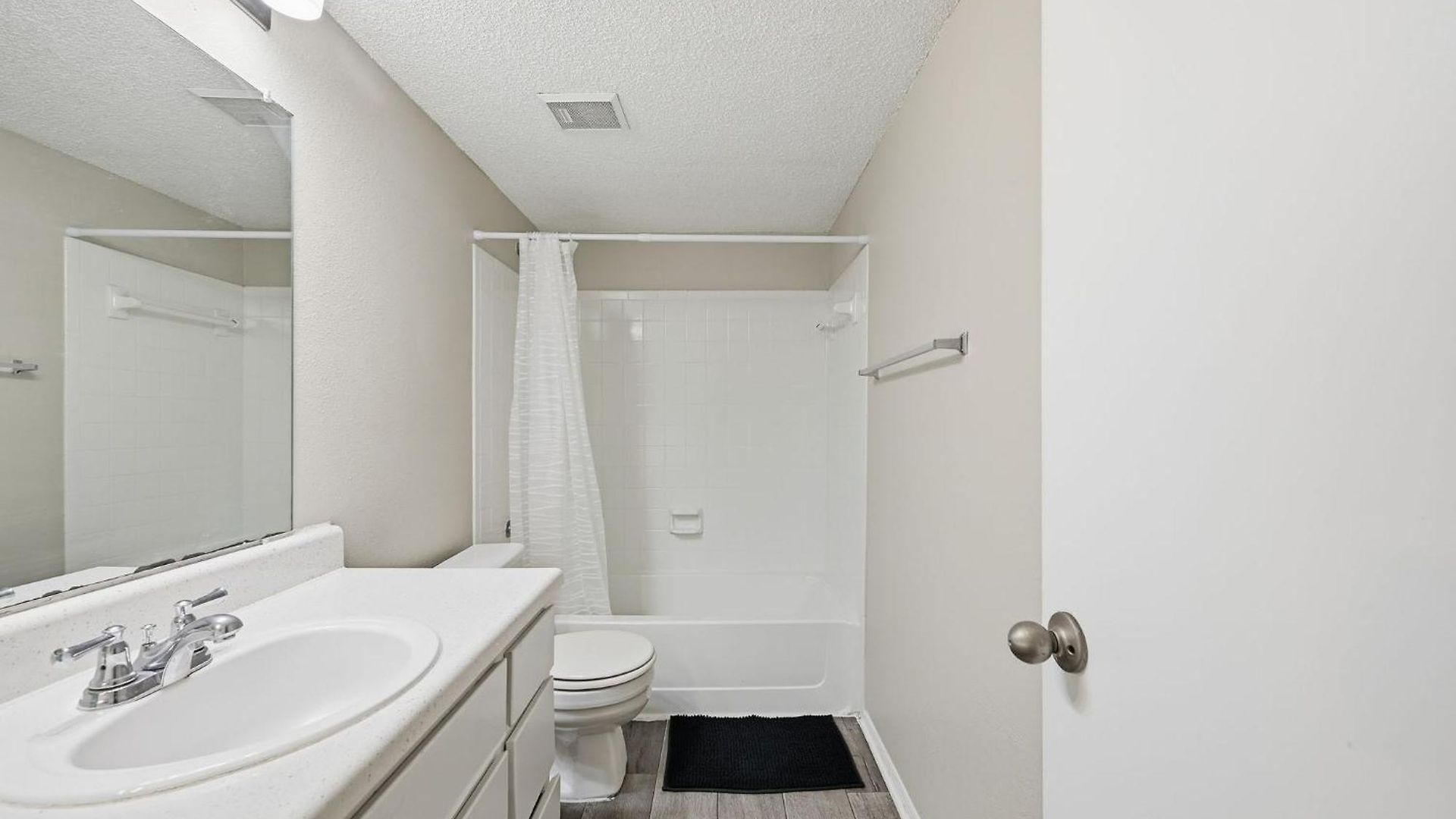 Apartment Comfortable Retreat With In-unit Washerdryer *