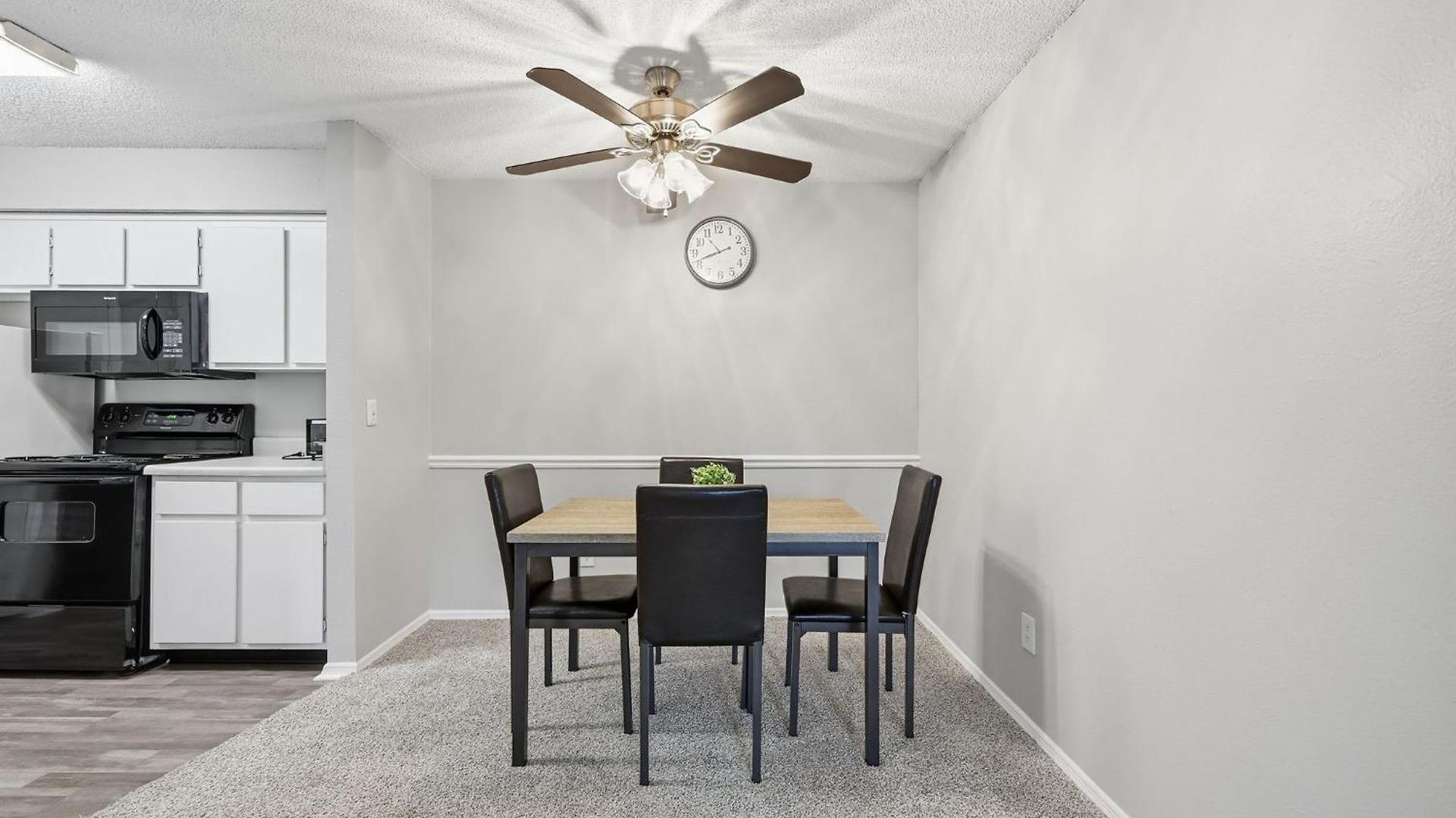 Apartment Charming With Fireplace & Dining Area *
