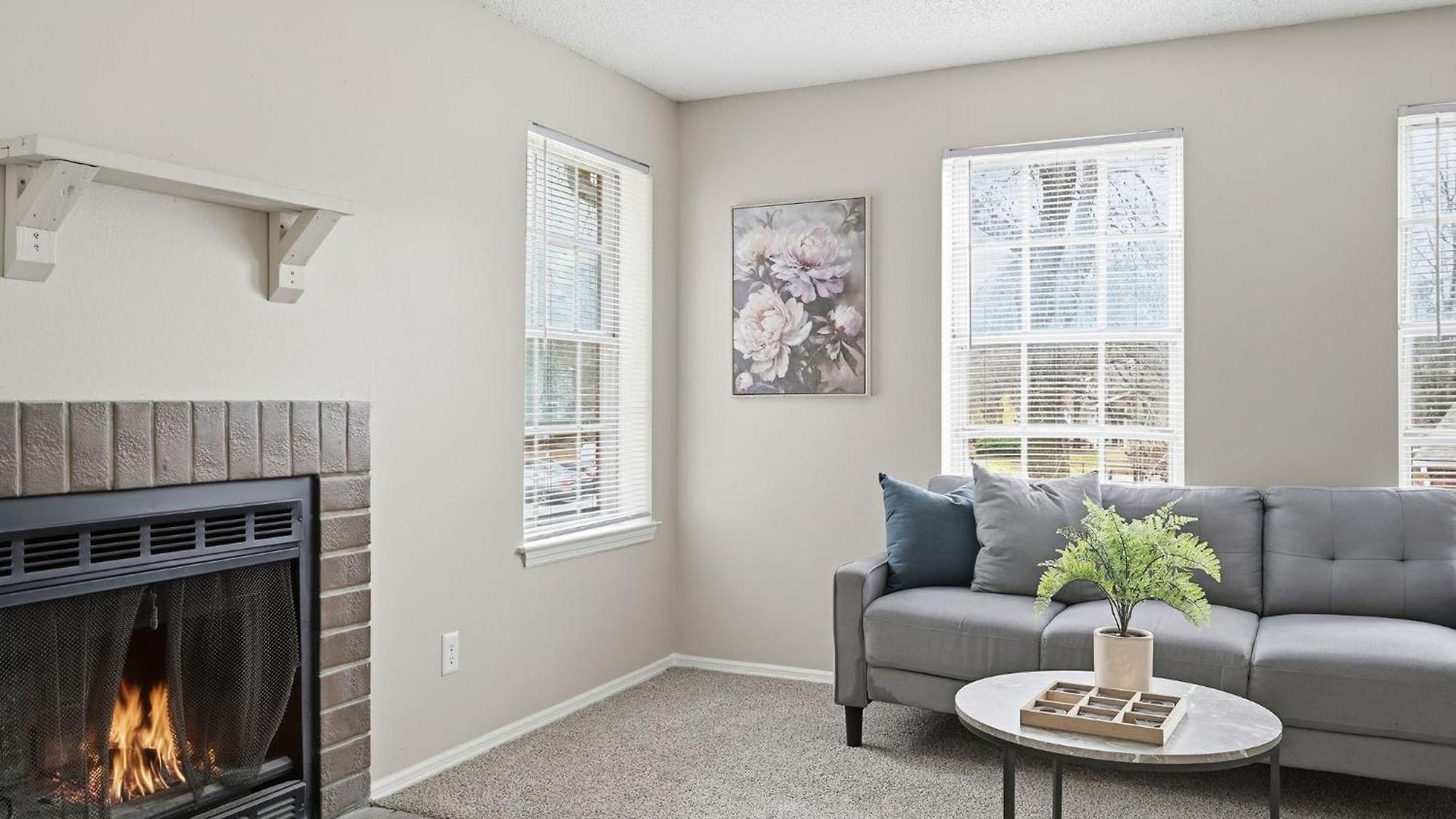 Spacious Living With Fireplace And Balcony *