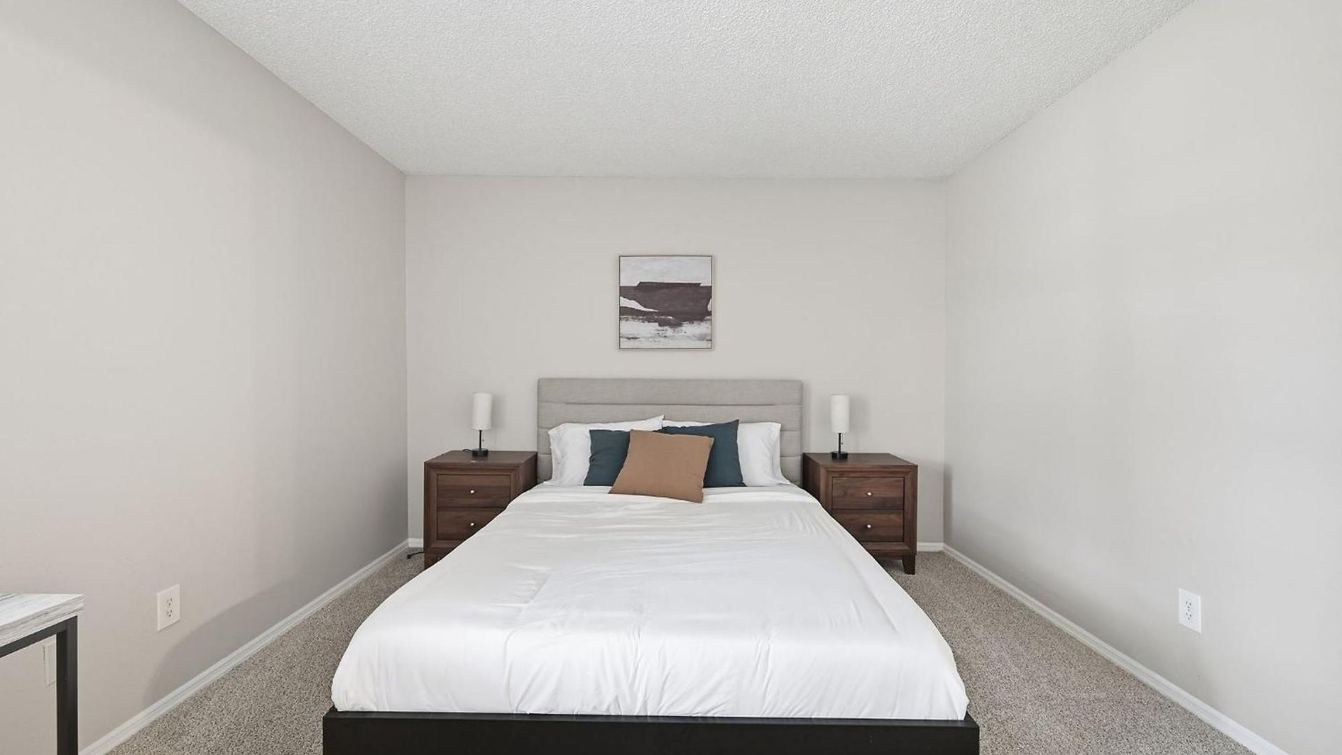 Apartment Spacious Living With Fireplace And Balcony *