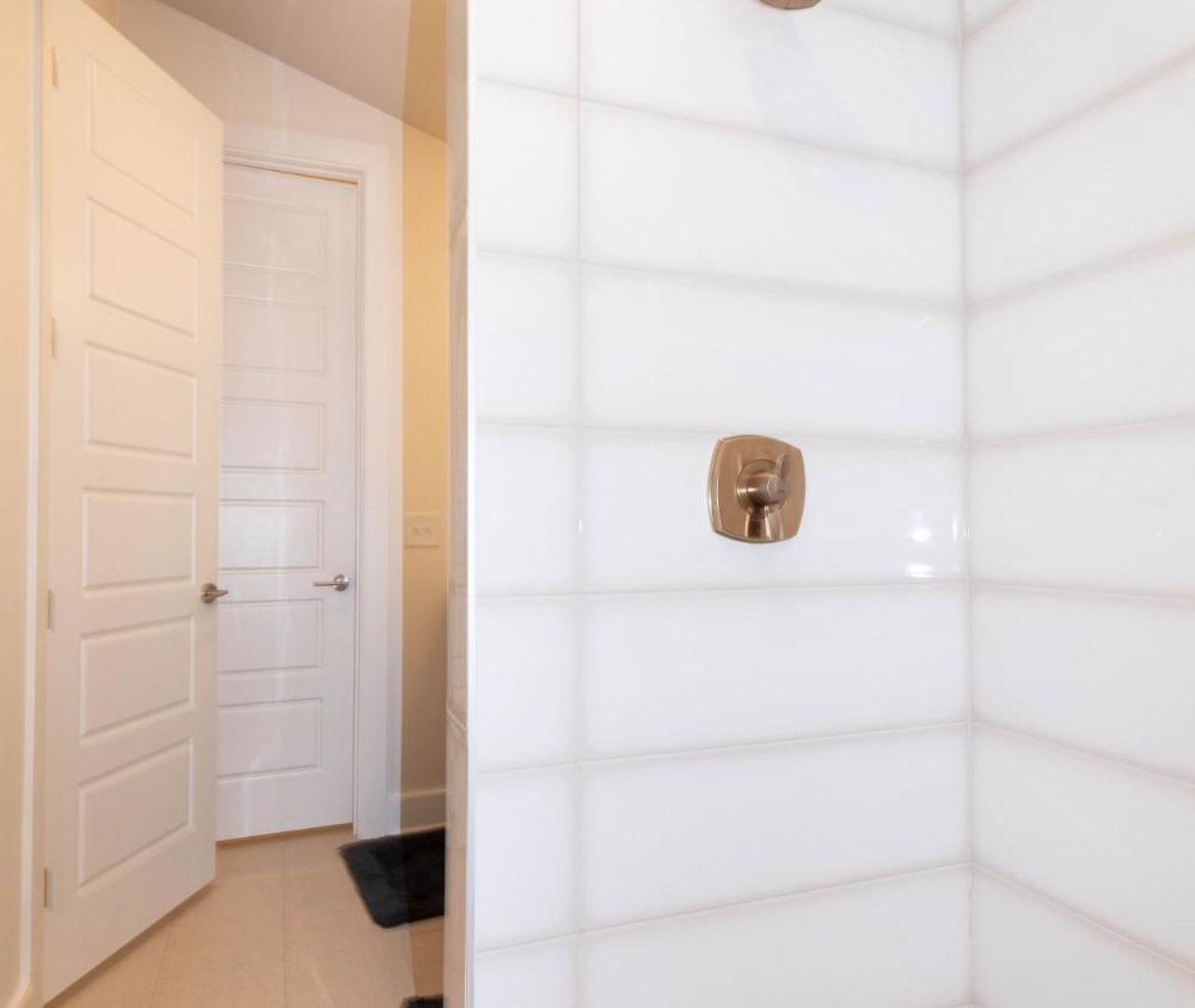 Apartment Stylish Brand-new Townhome Near Hotspots