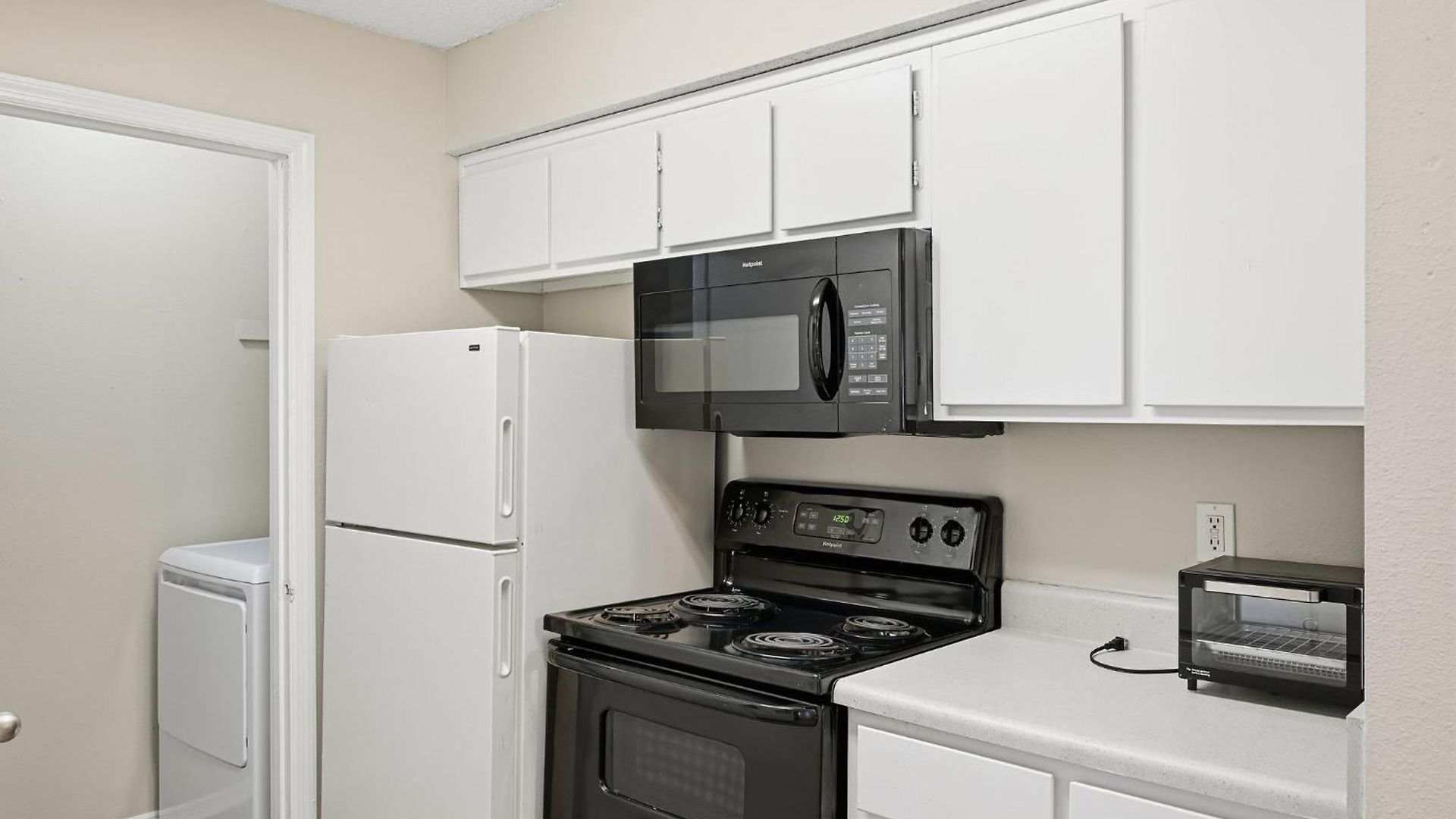 Apartment Charming With Fireplace & Dining Area *